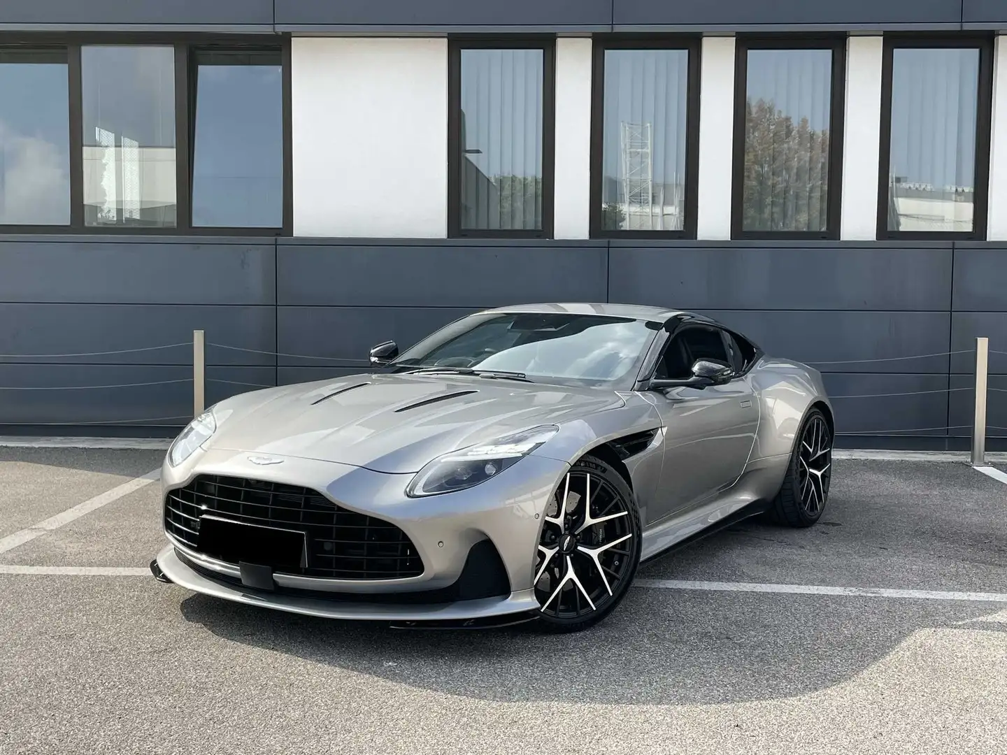 Aston Martin DB12 Coupe 4.0 V8 auto Grigio - 1