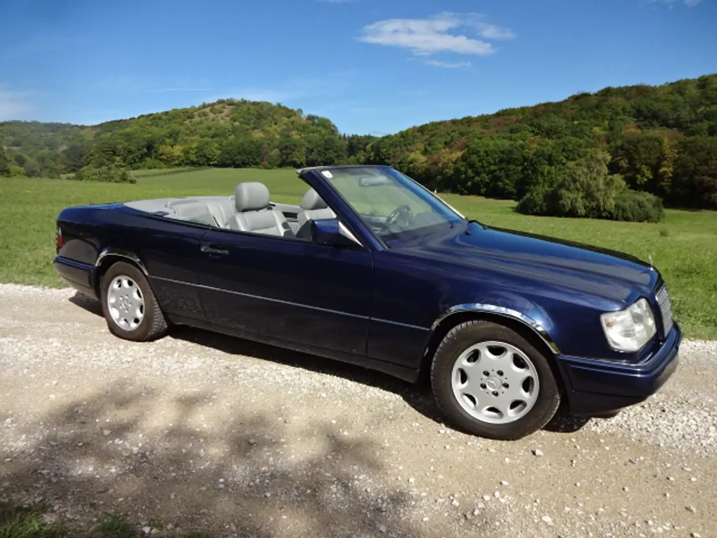 Mercedes-Benz E 220 E 220 Cabrio Aut. Blau - 1