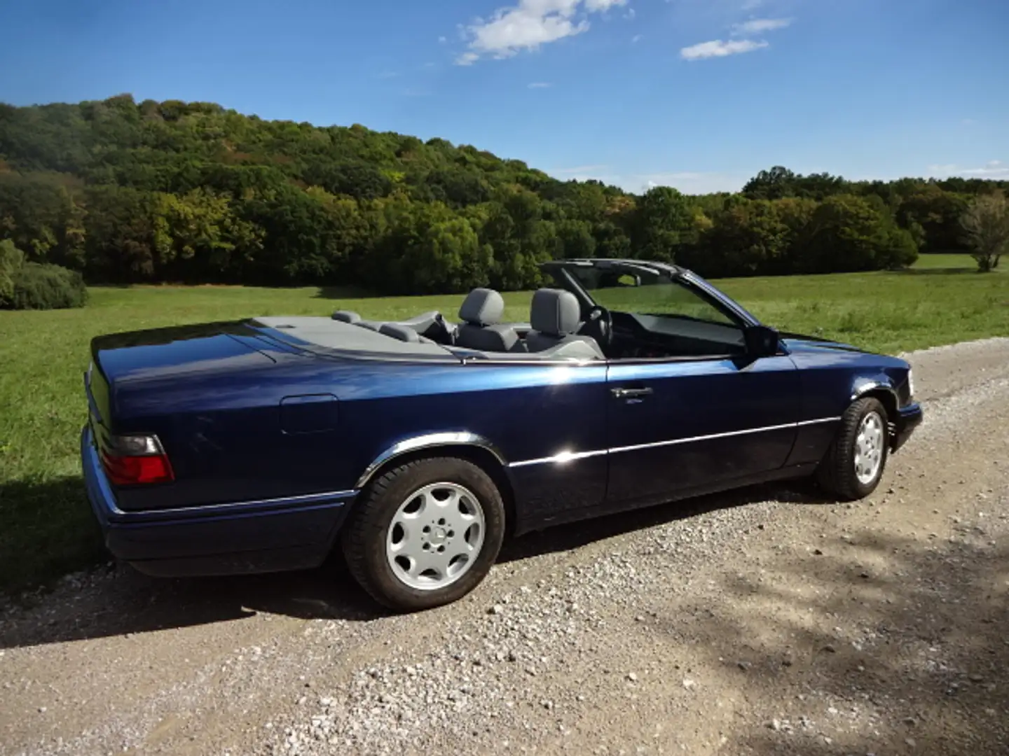 Mercedes-Benz E 220 E 220 Cabrio Aut. Blau - 2