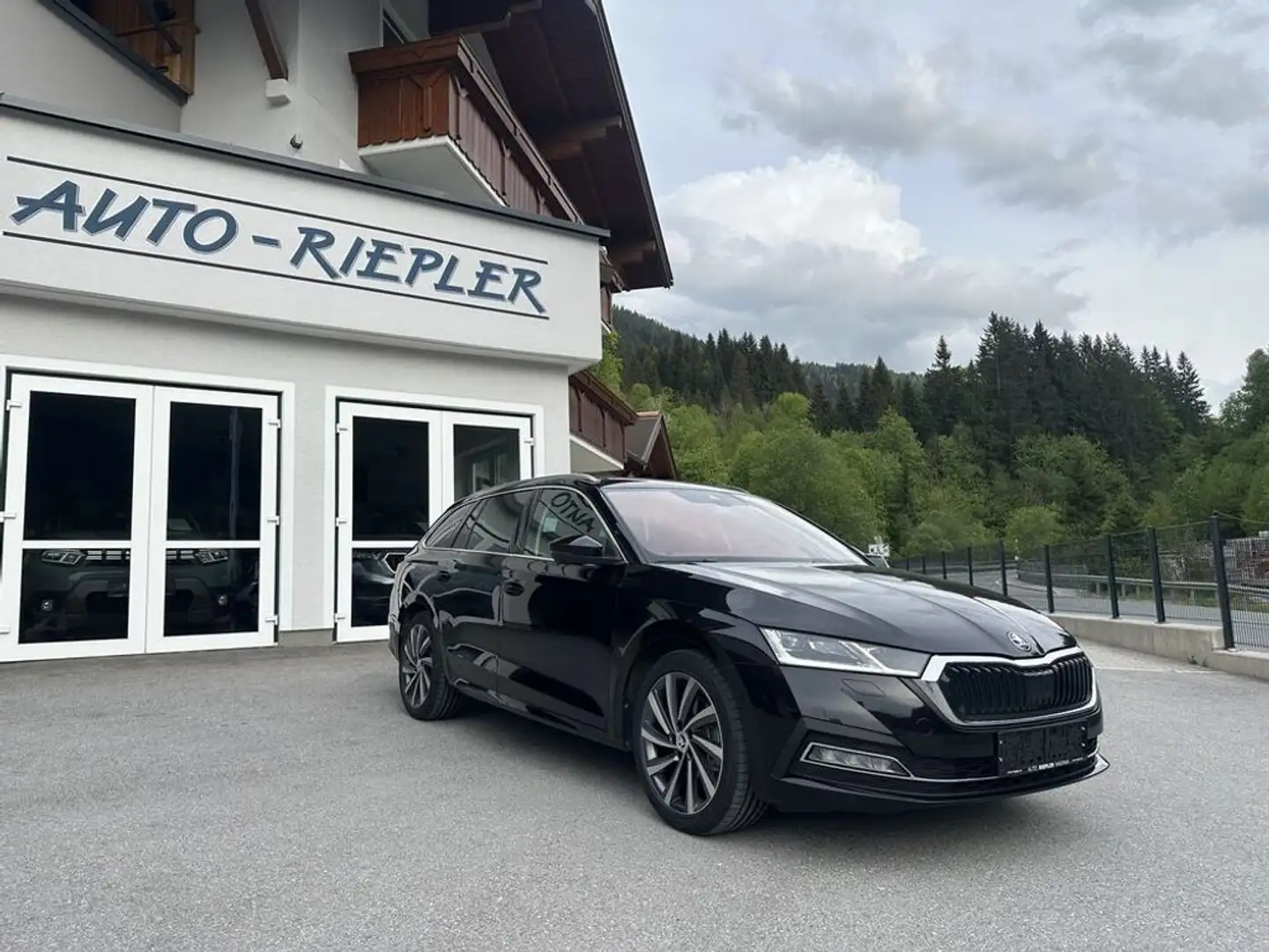 Skoda Octavia Combi 2,0 TDI DSG 4x4 Style AHK Schwarz - 2