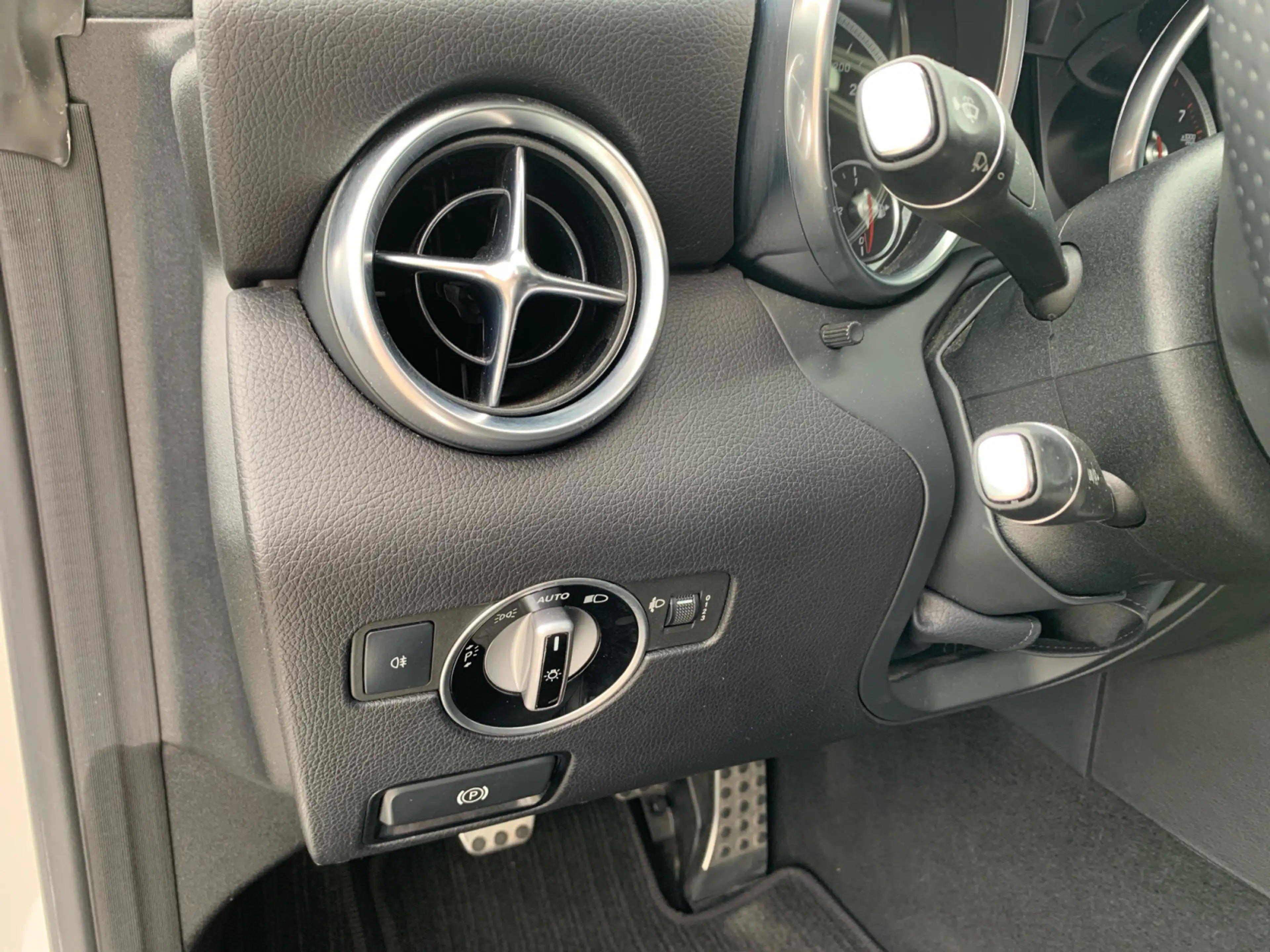Mercedes-Benz SLC 200 Sitzheizung PDC Navi Klimaautomatik — photo 13