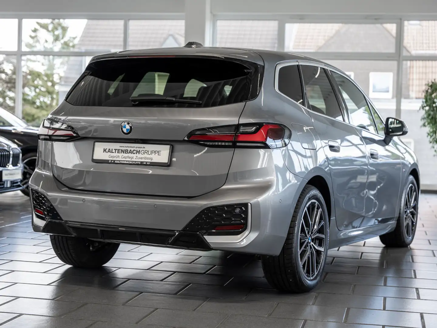 BMW 218 i Active Tourer M-Sport LED ACC NAVI H/K Grau - 2