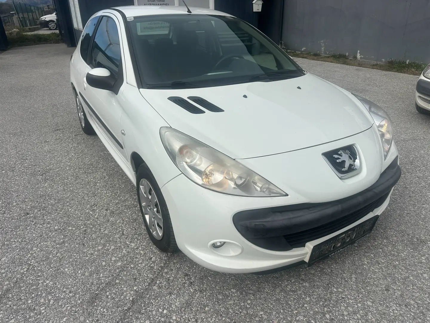 Peugeot 206 1,4 Benzim Weiß - 1