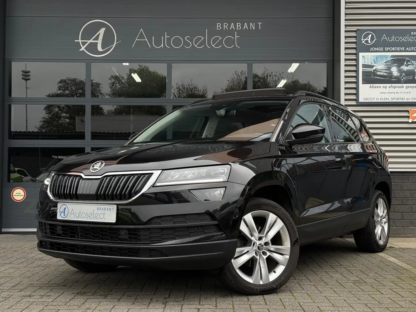Skoda Karoq 1.5 TSI ACT Style Pano Navi Camera Zwart - 1