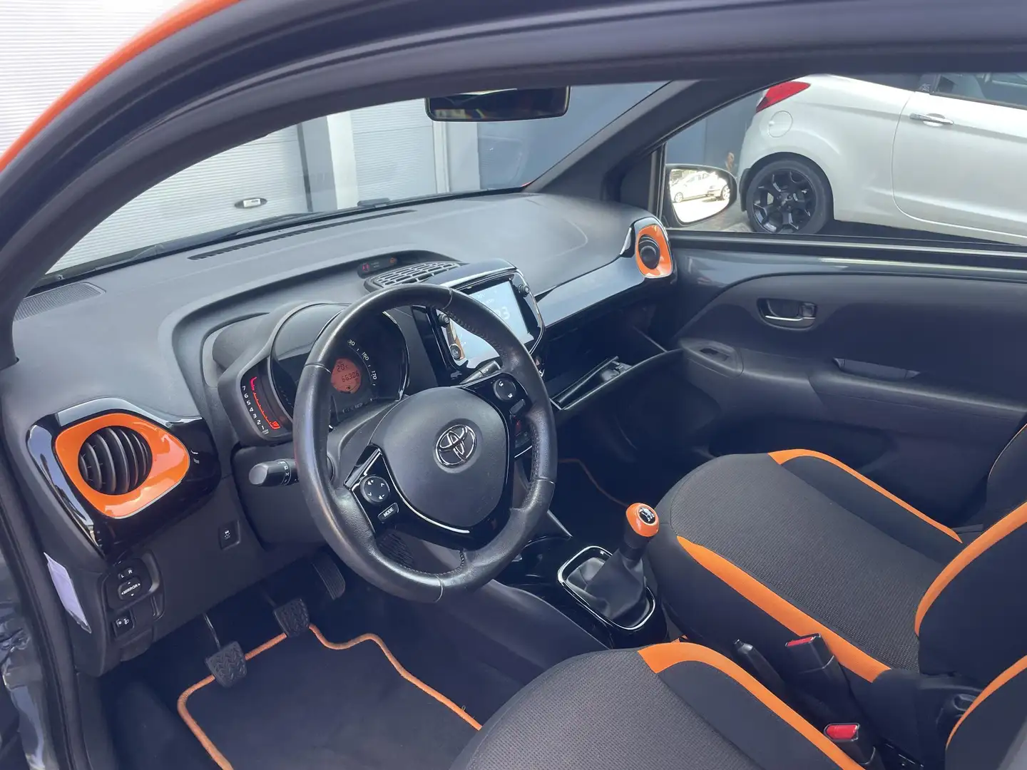 Toyota Aygo 1.0 VVT-i x-JBL | Bi-tone | Apple Carplay/Android Grijs - 2