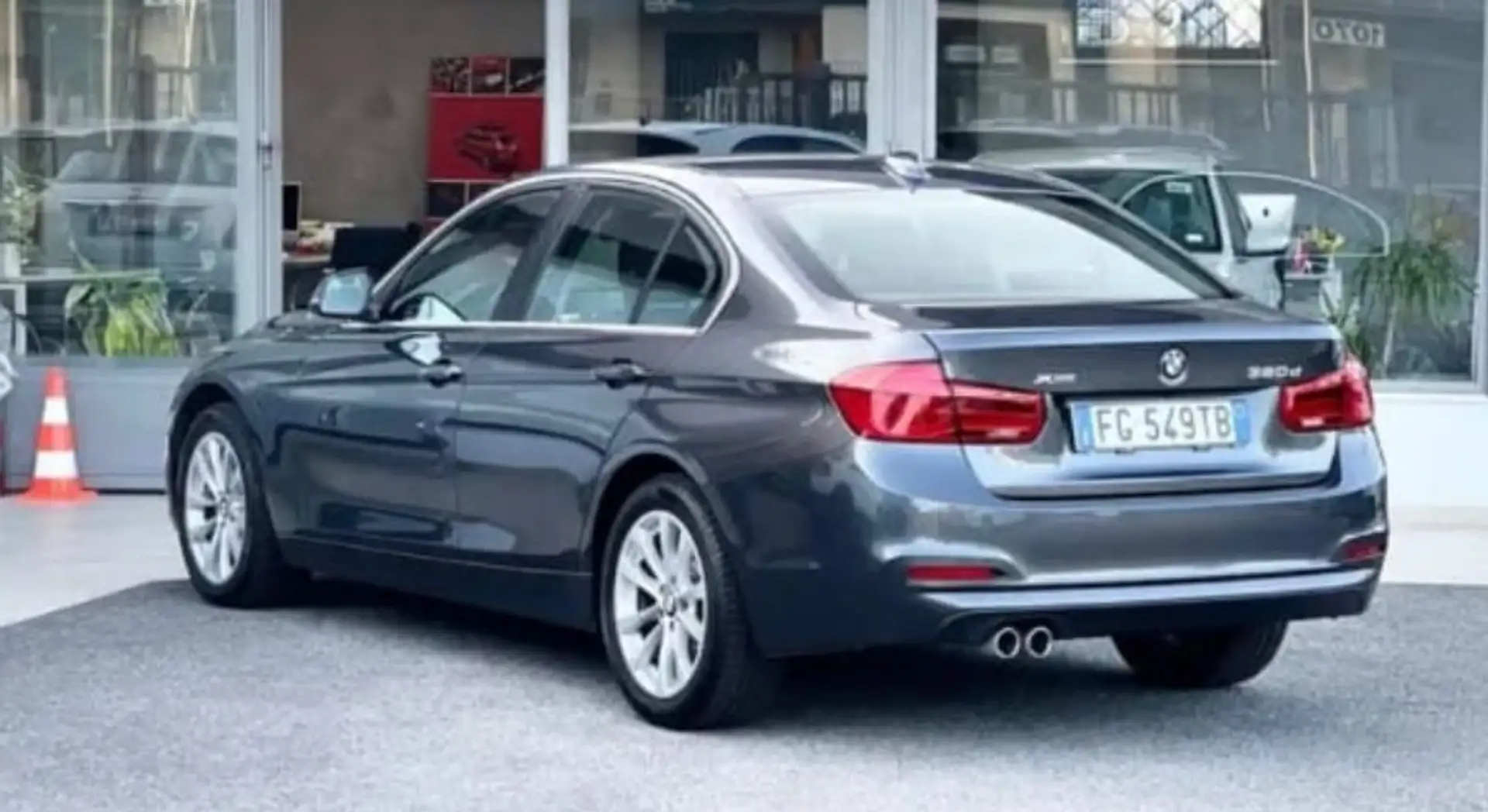 BMW 320 Serie 3 F30 2015 Berlina 320d Luxury auto Argento - 2