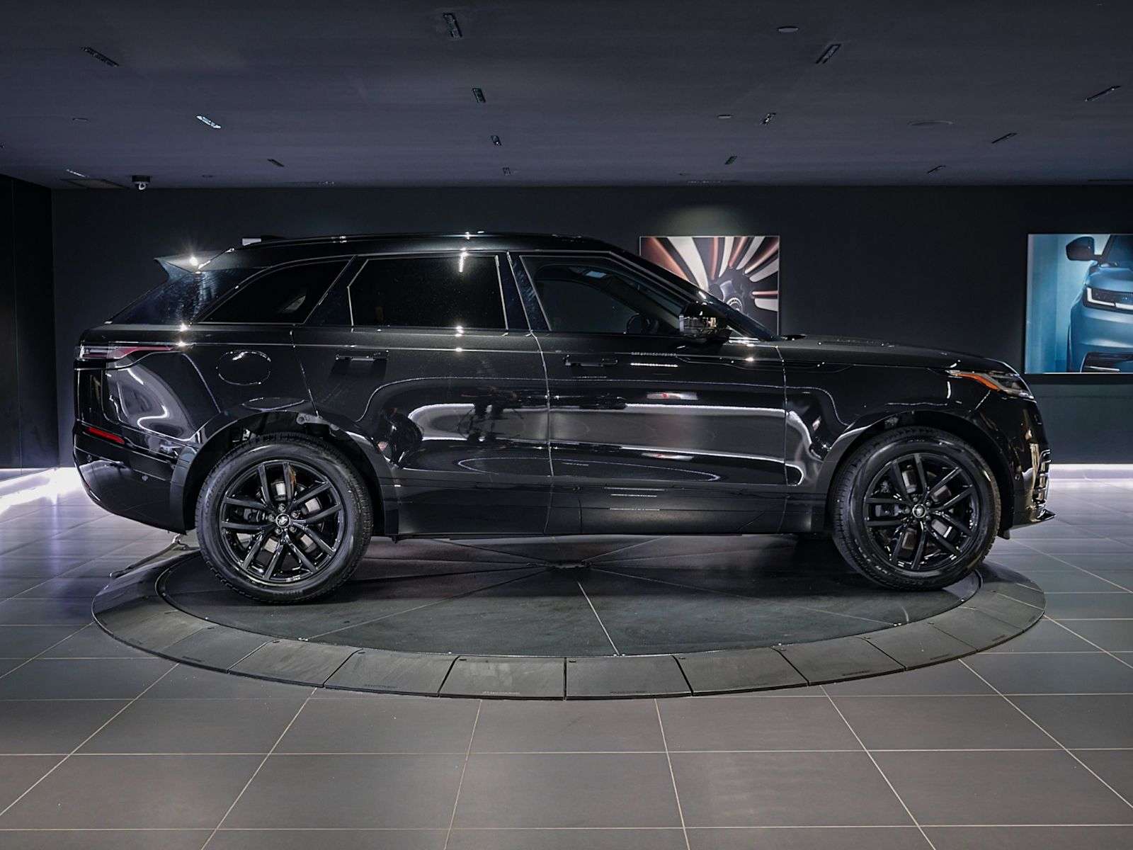 2026 Land Rover Range Rover Velar Dynamic SE | Black Exterior Styling Pack | Cold Climate Pack | Bluetooth | Heated/Cooled Seats | Heated Steering — снимка 4