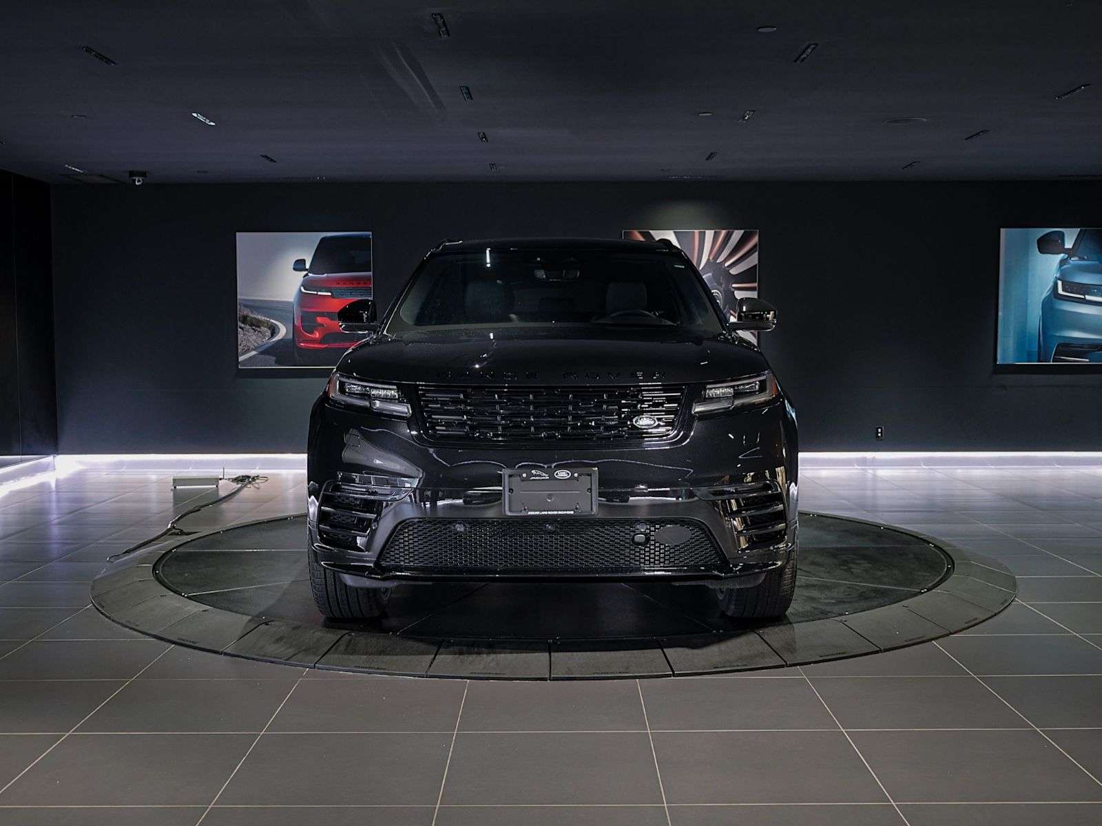 2026 Land Rover Range Rover Velar Dynamic SE | Black Exterior Styling Pack | Cold Climate Pack | Bluetooth | Heated/Cooled Seats | Heated Steering — снимка 2