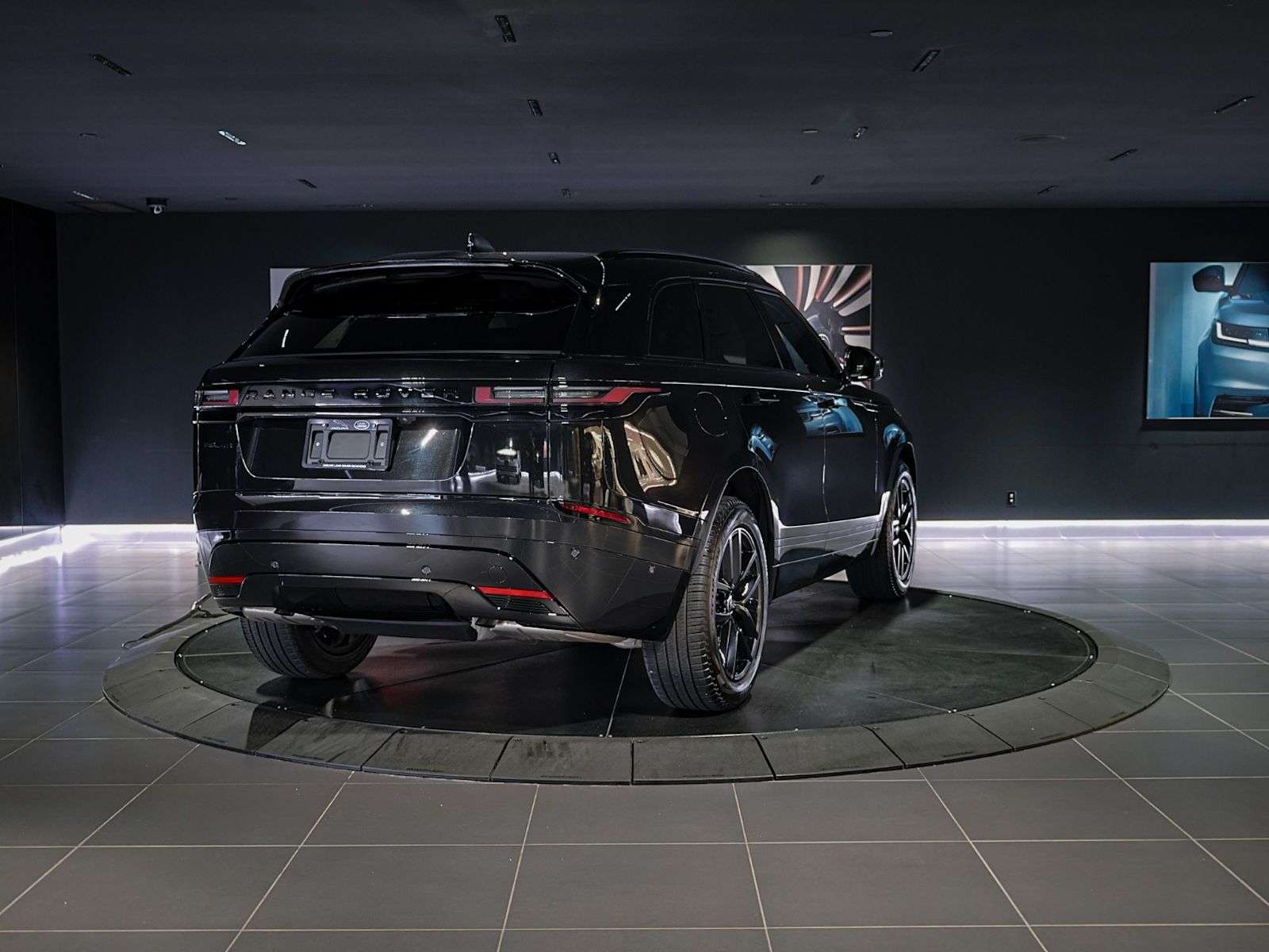 2026 Land Rover Range Rover Velar Dynamic SE | Black Exterior Styling Pack | Cold Climate Pack | Bluetooth | Heated/Cooled Seats | Heated Steering — снимка 5