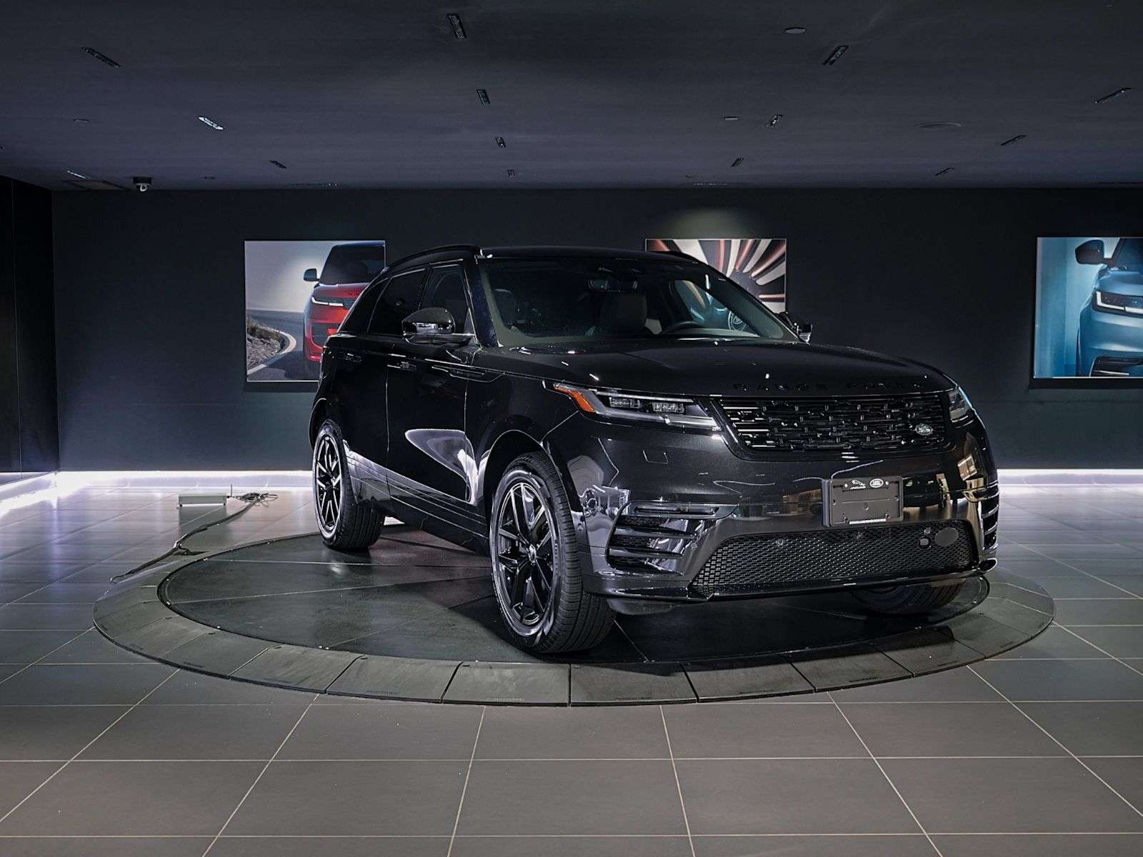 2026 Land Rover Range Rover Velar Dynamic SE | Black Exterior Styling Pack | Cold Climate Pack | Bluetooth | Heated/Cooled Seats | Heated Steering — снимка 3
