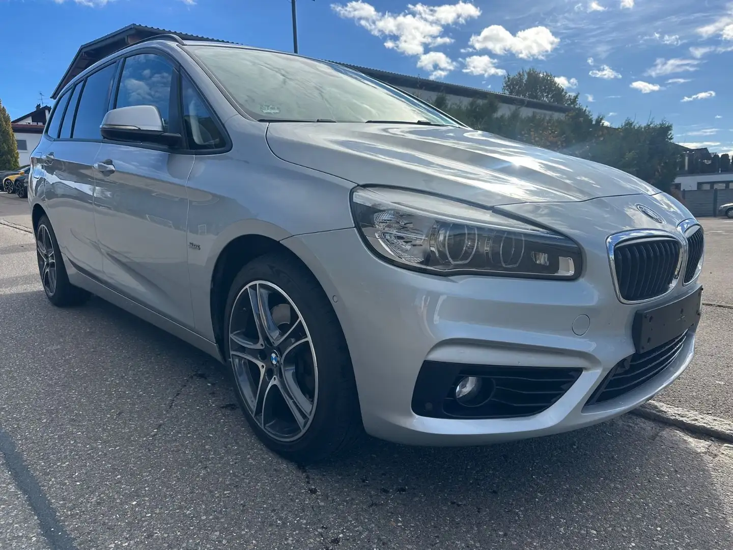 BMW 220 2 Gran Tourer 220 i Sport Line NAVI/7Sitzer/2.Hd Silber - 1