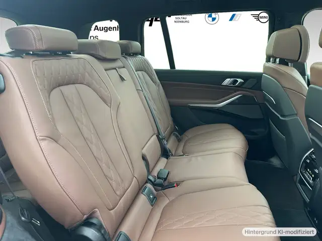 BMW X7 view 8