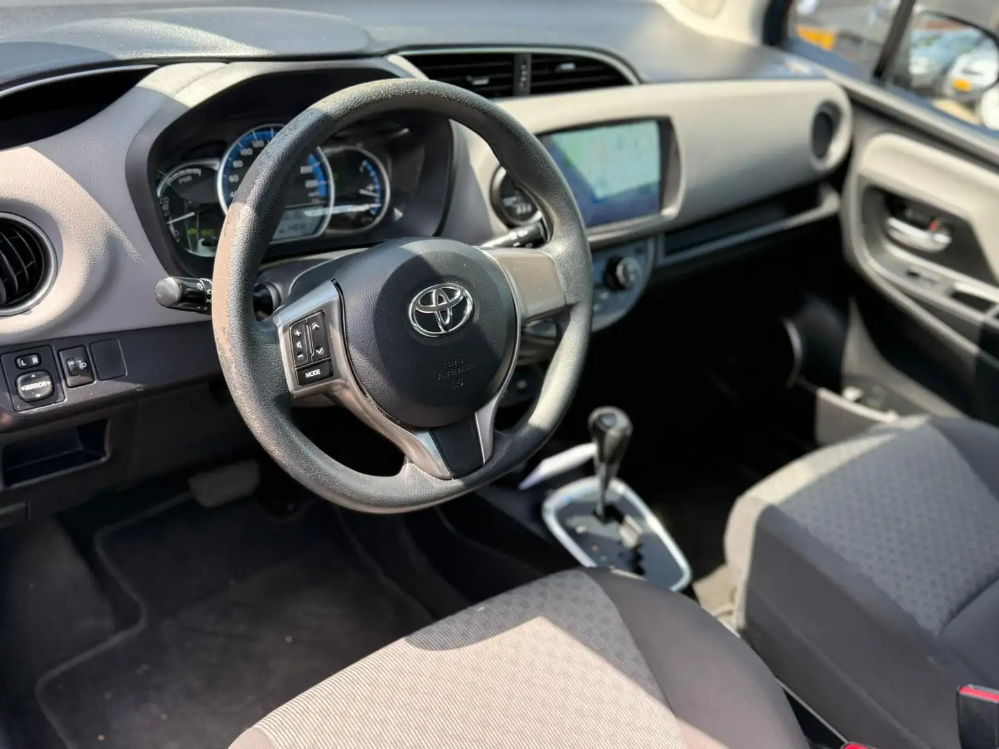 Toyota Yaris 1.5 Hybrid Lease Airco Pdc carplay Nieuwe Apk Blauw - 2