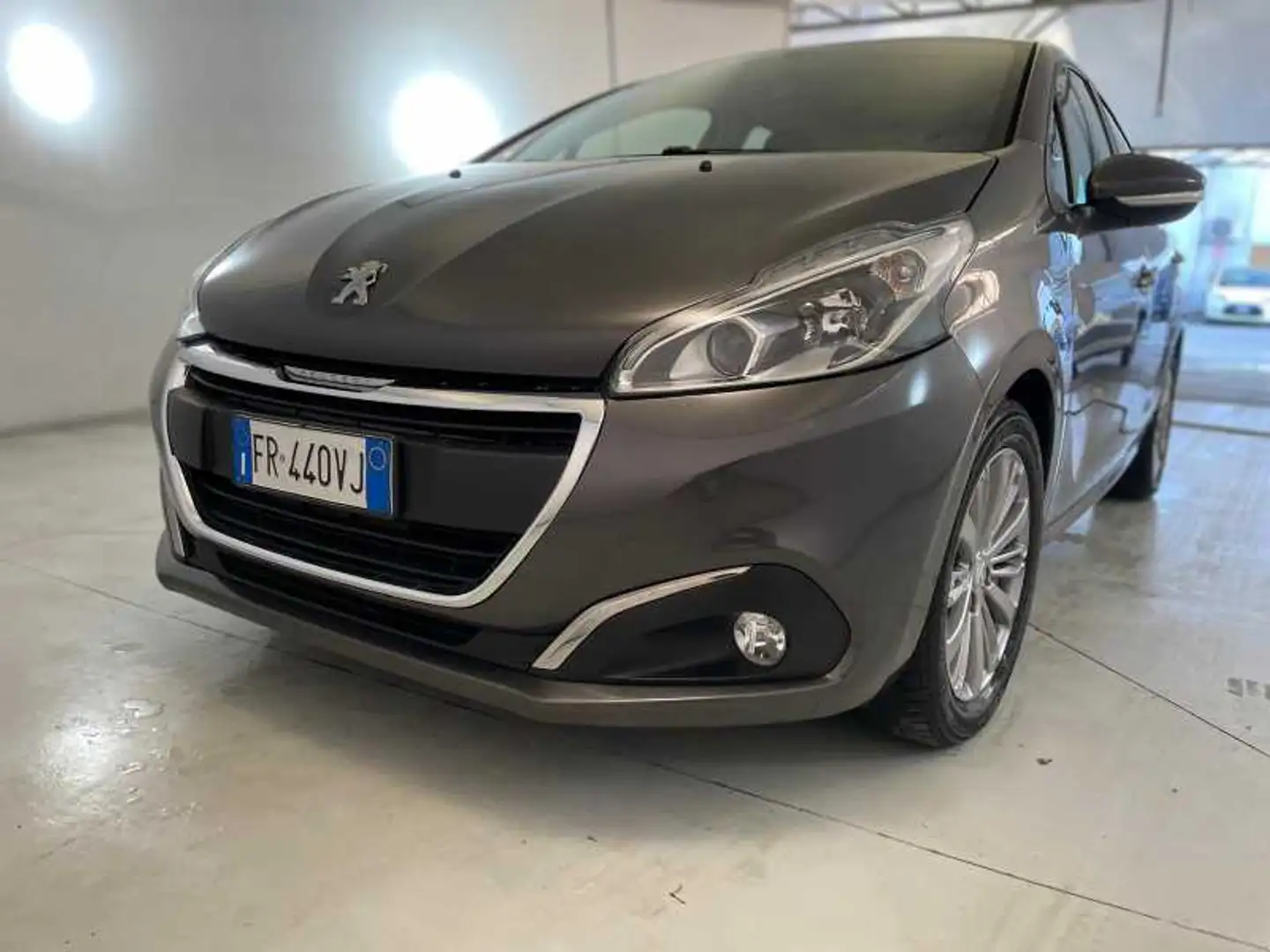 Peugeot 208 5 Porte 1.2 PureTech Allure Šedá - 1