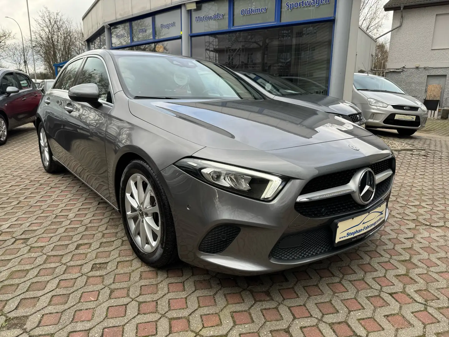 Mercedes-Benz A 180 Automatik mit Klima/MBUX-Display/Navi/Sound/PDC/Me Grigio - 2