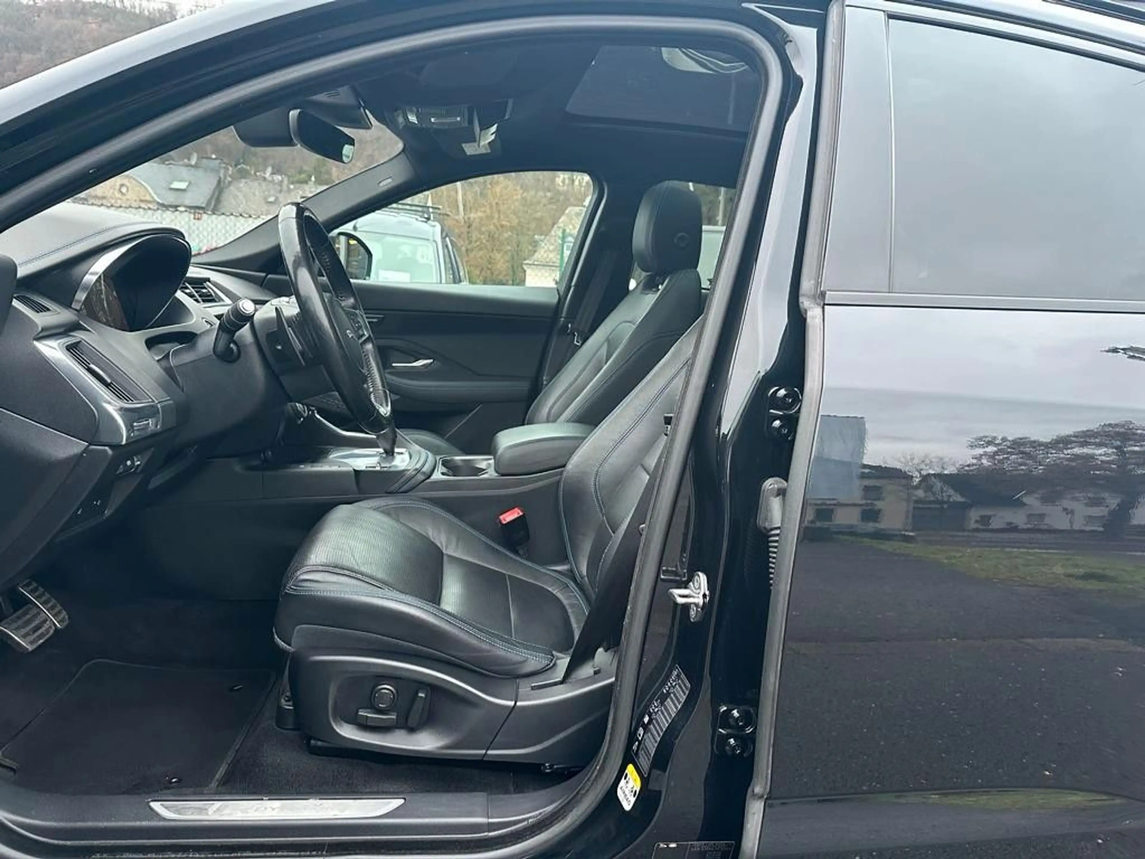 Jaguar E-Pace R-Dynamic AWD,! — photo 9