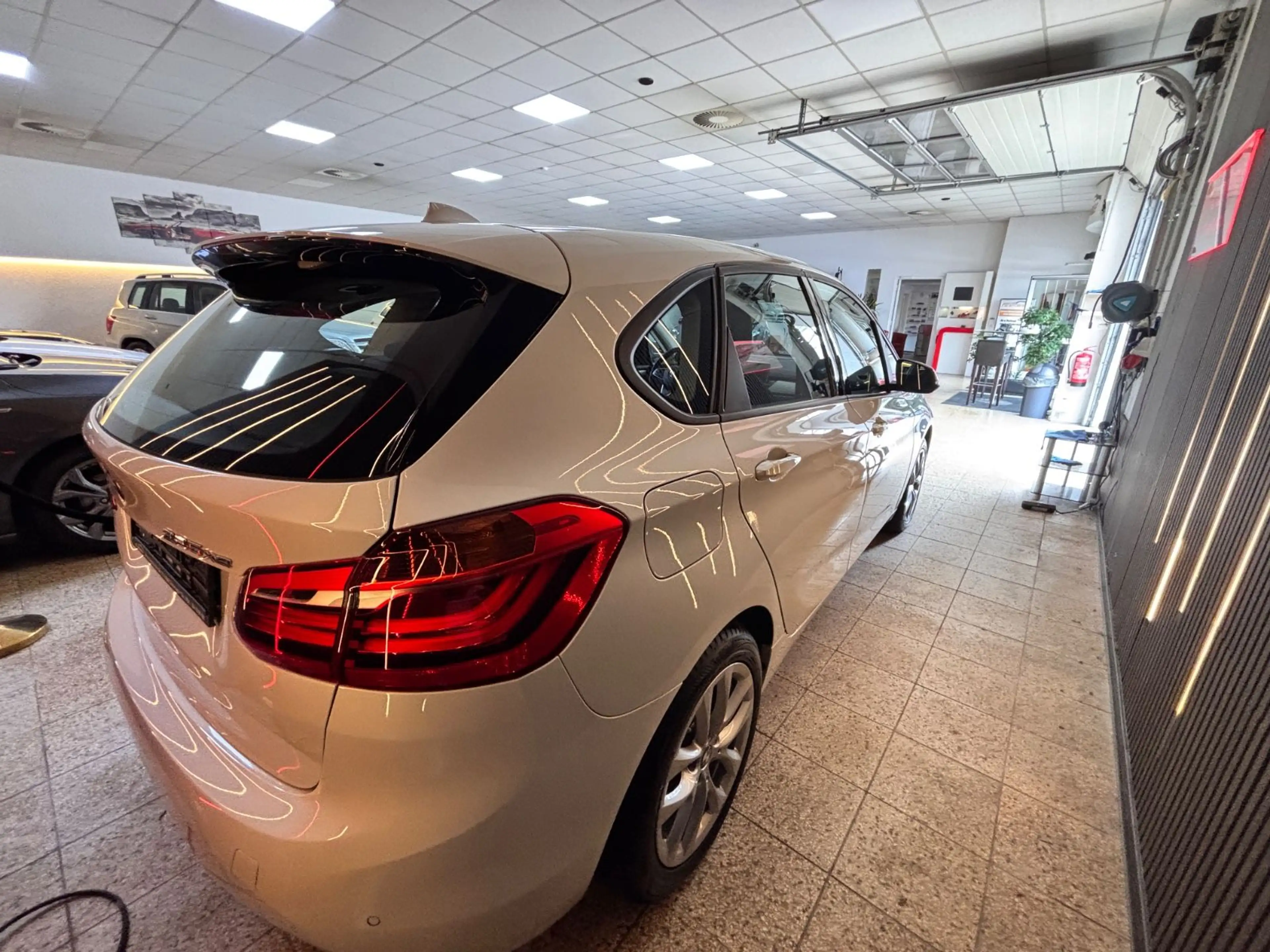BMW 225 2 Active Tourer 225 xe Advantage — photo 7