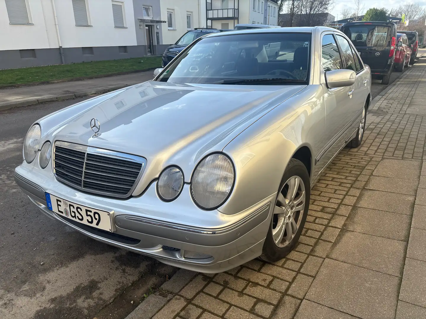 Mercedes-Benz 200 200 Stříbrná - 1