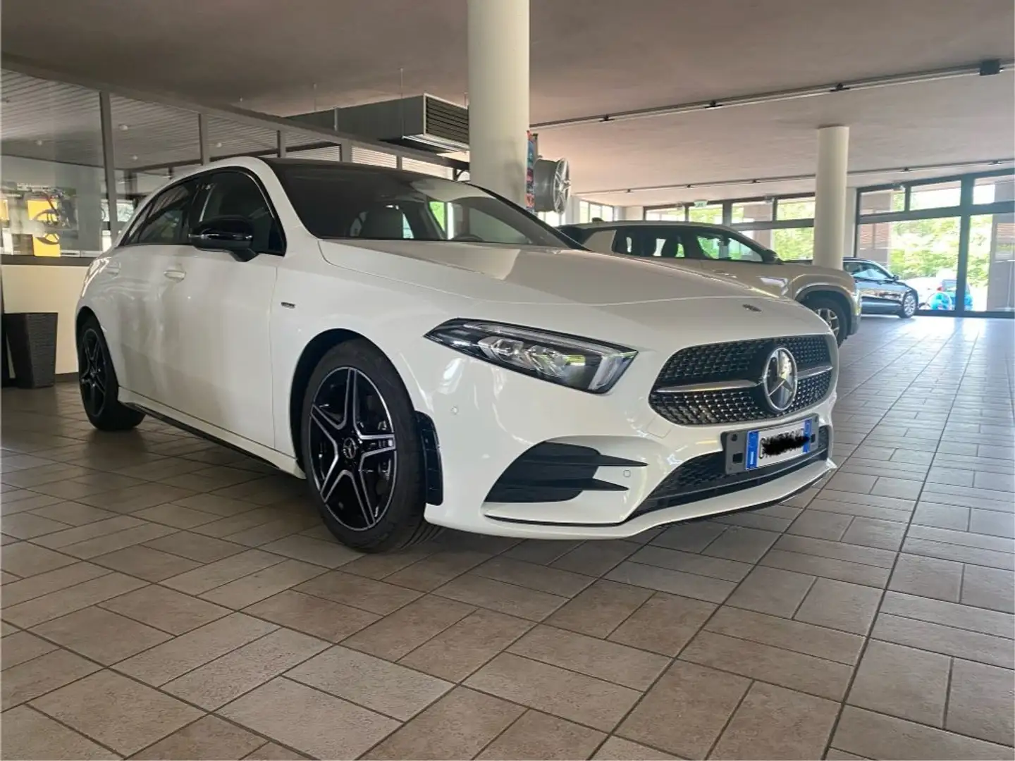 Mercedes-Benz A 180 Automatic EDITION PACCHETTO AMG Bianco - 2