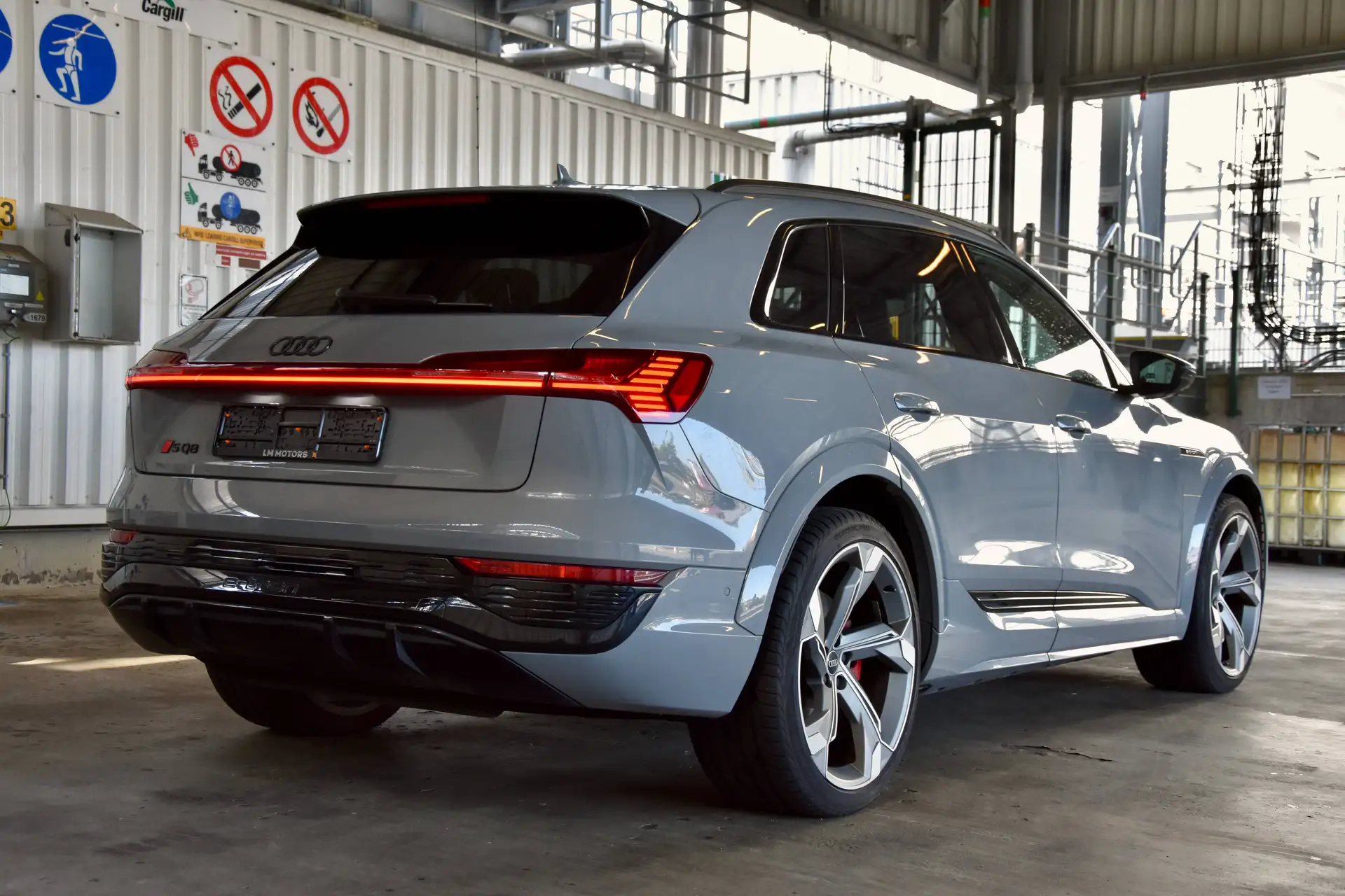 Audi SQ8 e-tron SQ8 e-tron 2024 회색 사진 2
