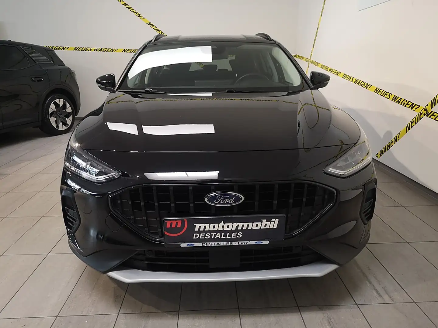 Ford Focus Turnier 1,0 EcoBoost Hybrid Active Aut. Schwarz - 2