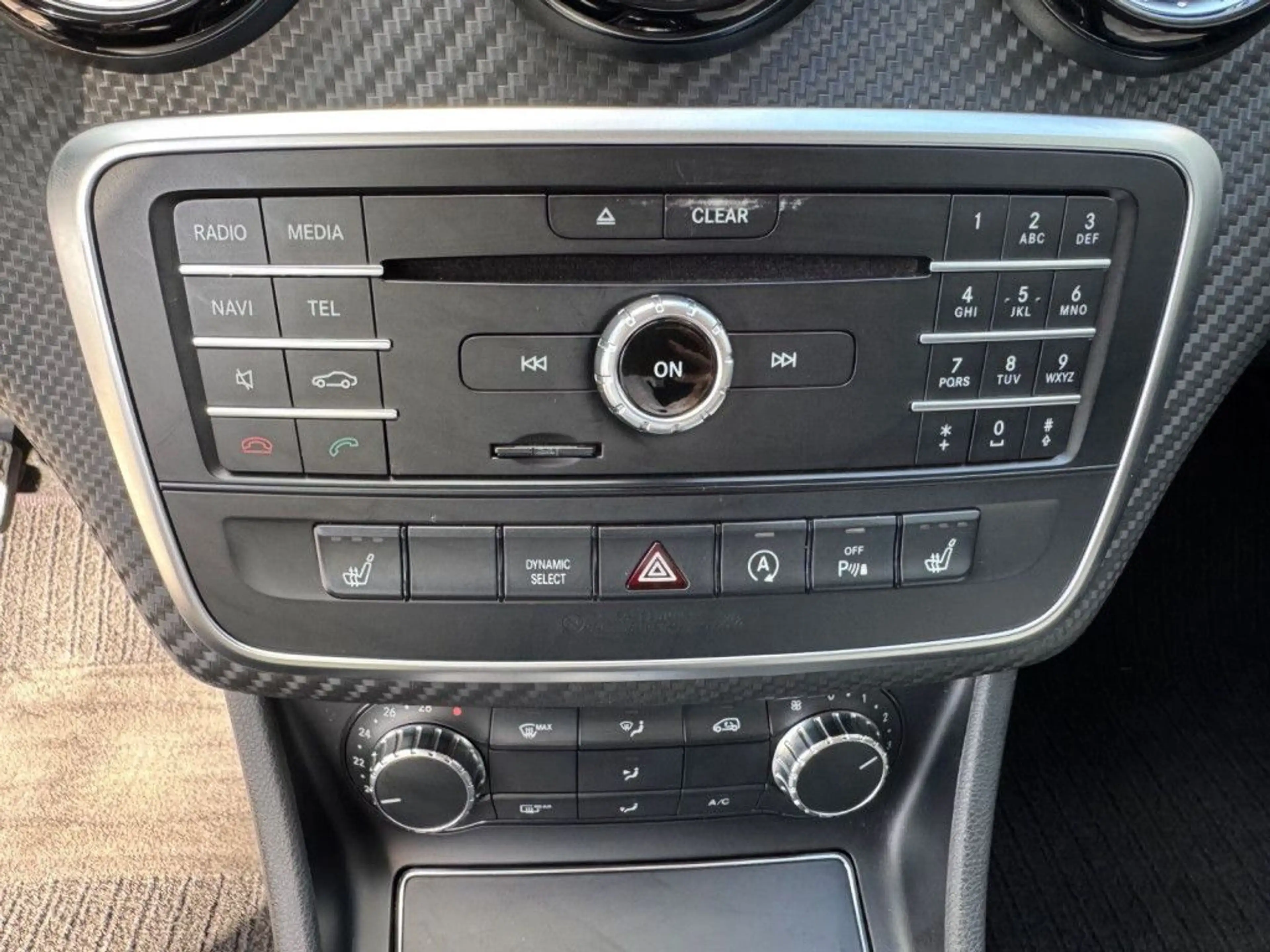 Mercedes-Benz GLA 200 — photo 11