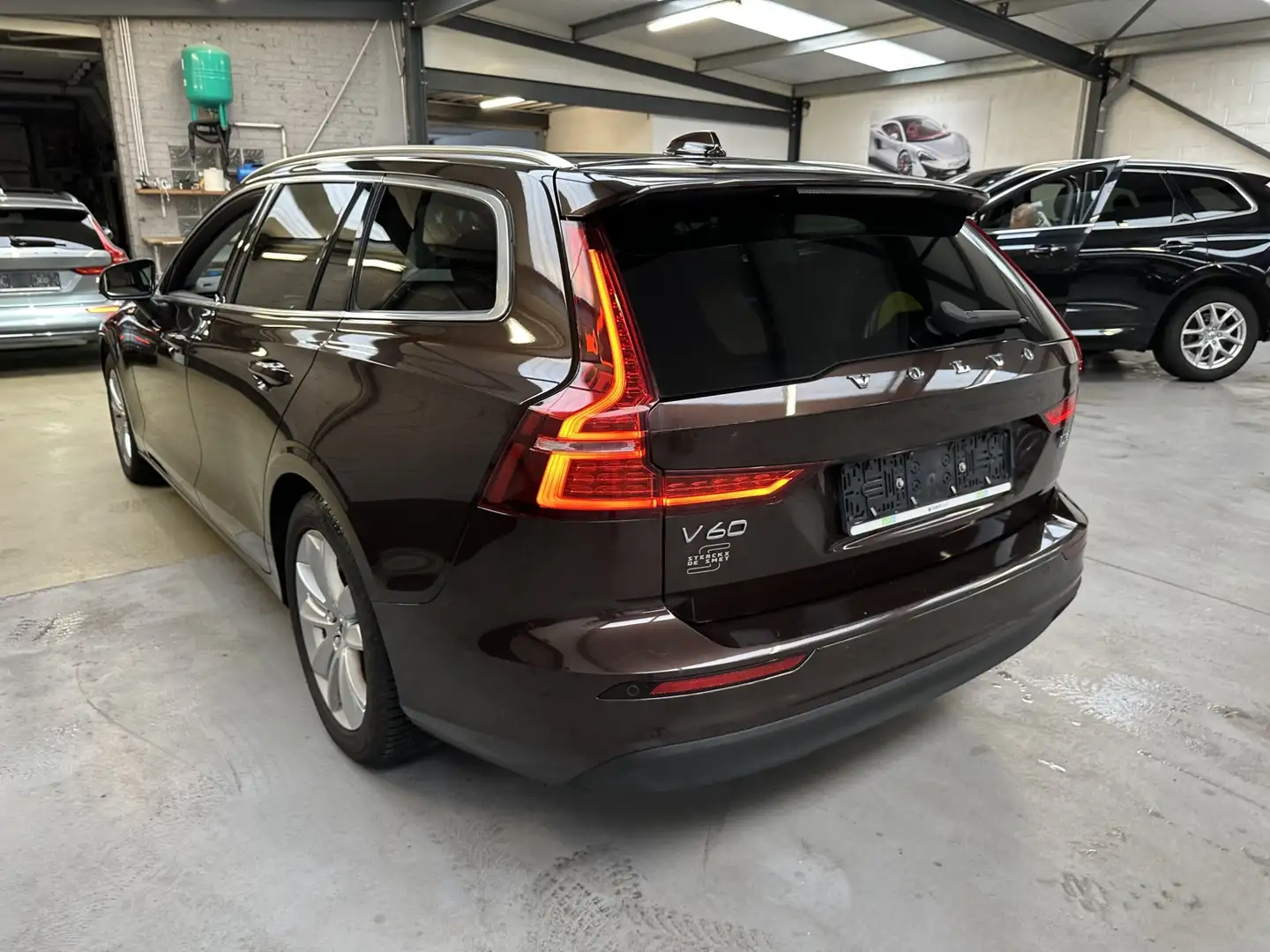 Volvo V60 V60 2.0 D3 Momentum Pro Marrón - 2