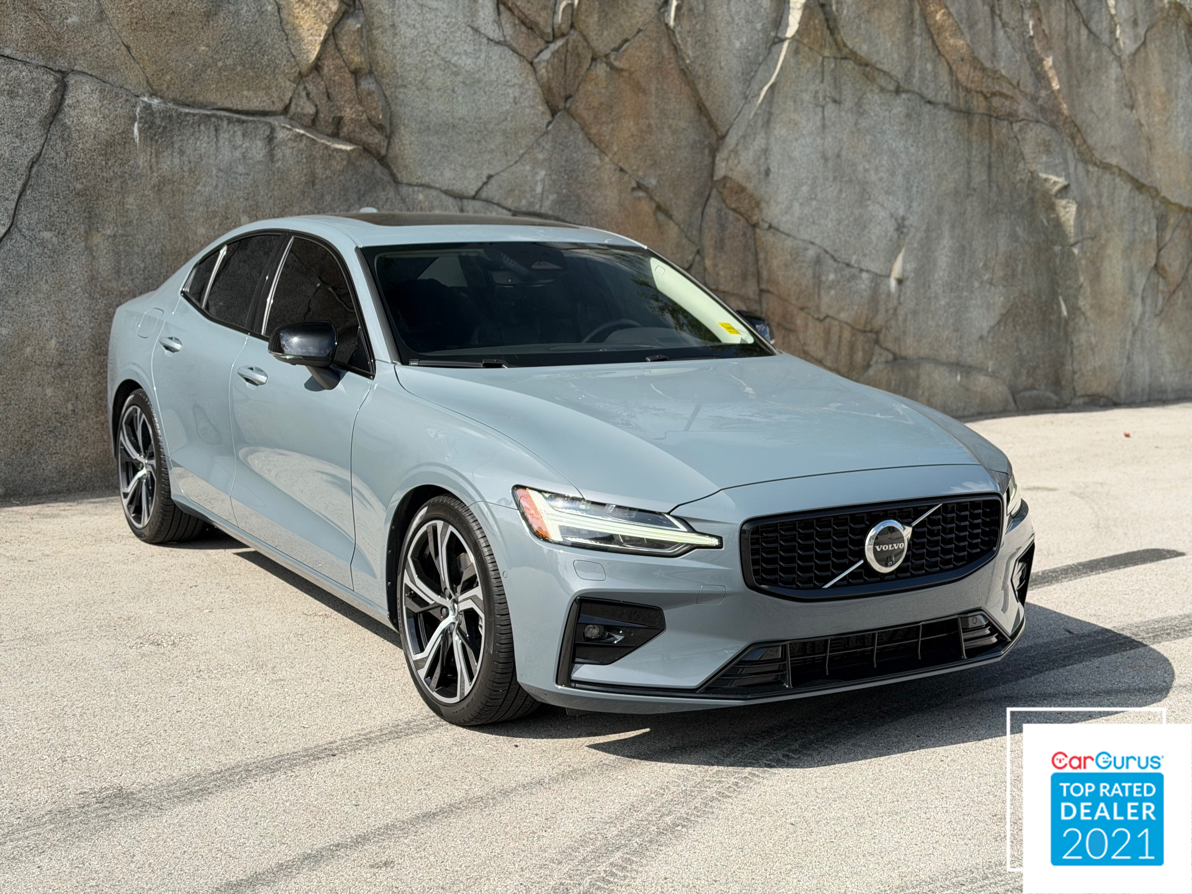 2024 Volvo S60 B5 Plus Dark Theme