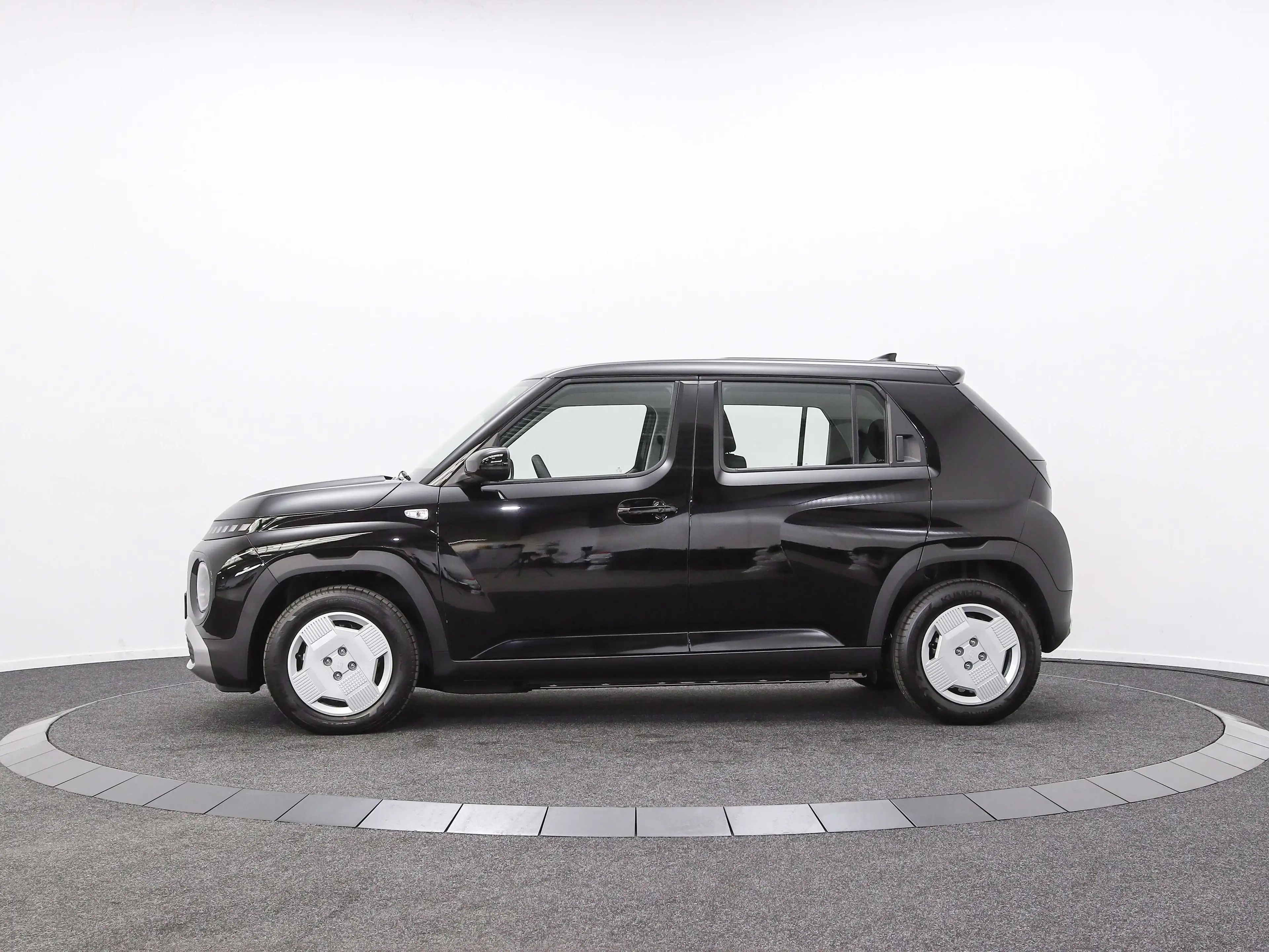 Hyundai Inster Electric 49 kWh E-Motion (Abyss Black Pearl) — photo 5