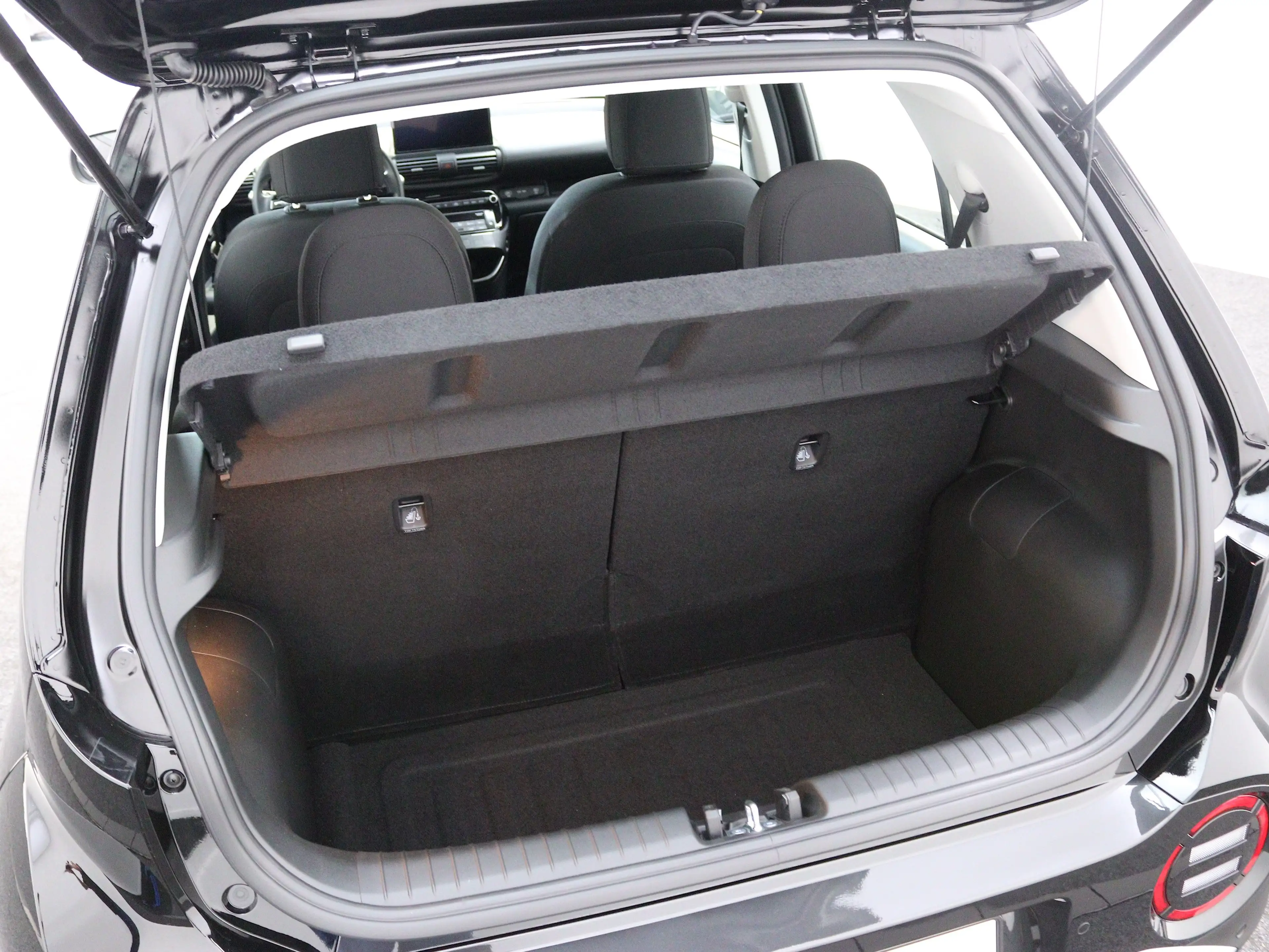 Hyundai Inster Electric 49 kWh E-Motion (Abyss Black Pearl) — photo 14
