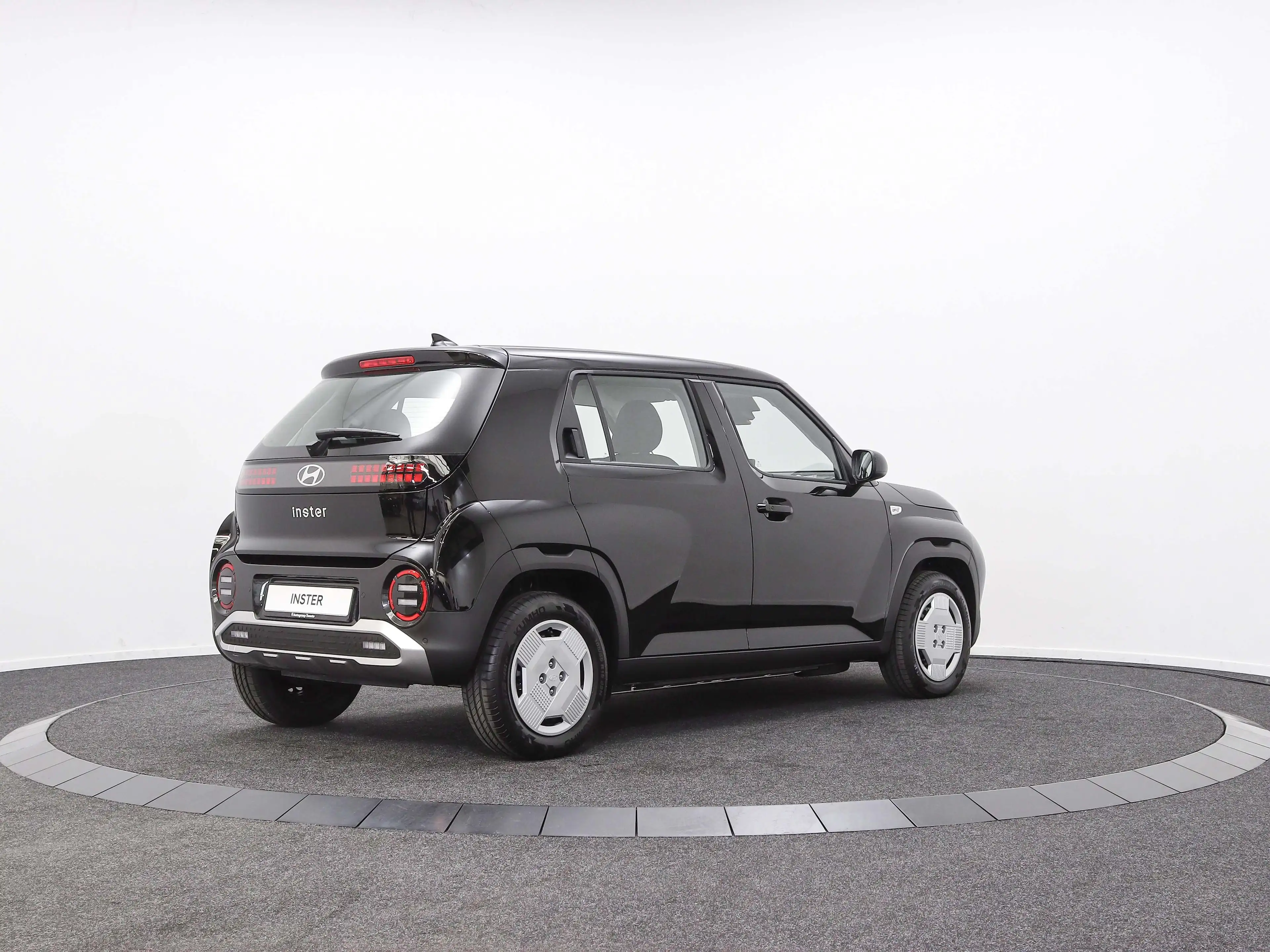 Hyundai Inster Electric 49 kWh E-Motion (Abyss Black Pearl) — photo 2