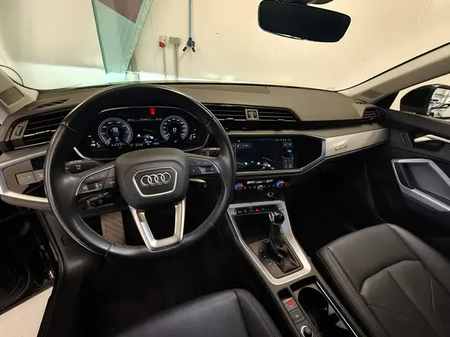 Audi Q3 view 8