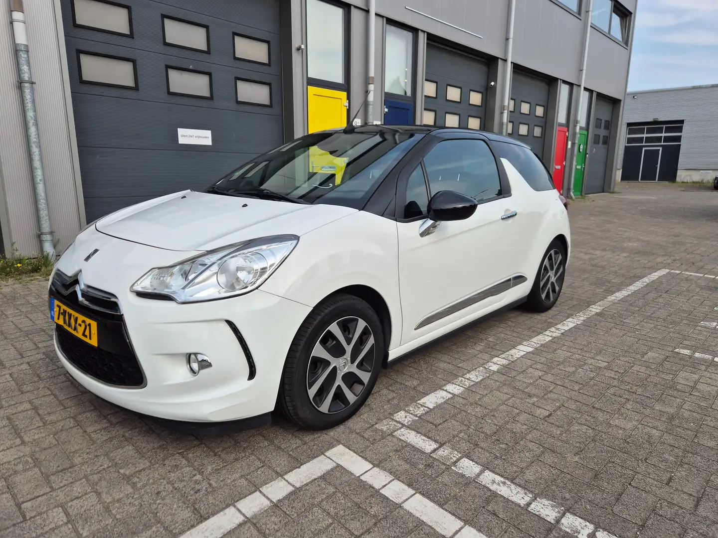 Citroen DS3 DS3 cabrio 1.2 VTi so Chic Wit - 1