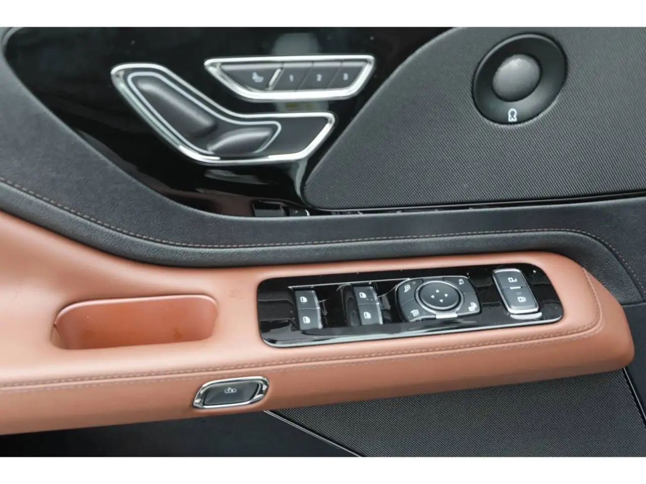 Lincoln Aviator снимка Lincoln Aviator