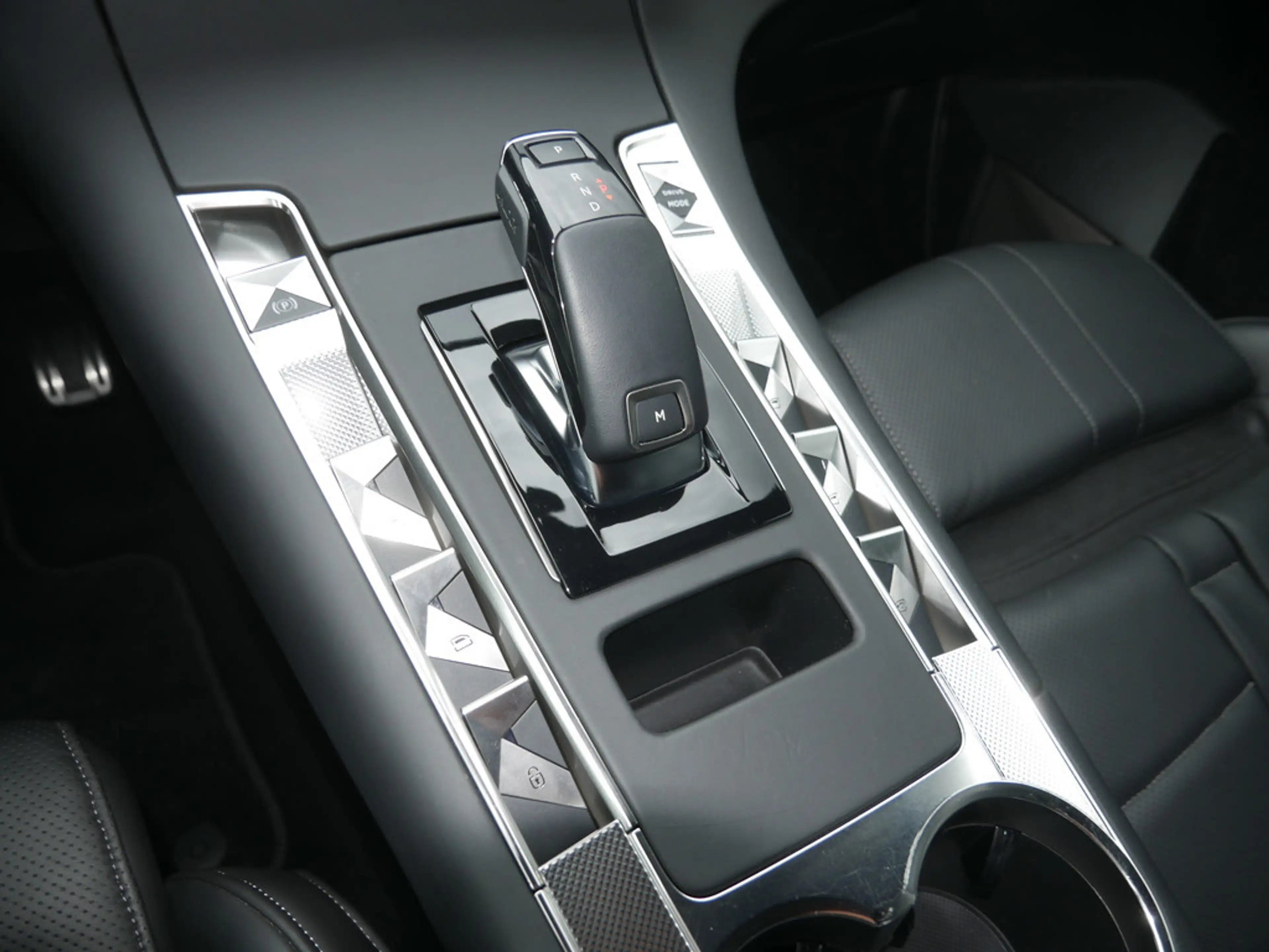 DS Automobiles DS 7 Crossback Opera BlueHDi 130 PANO 360° — photo 12