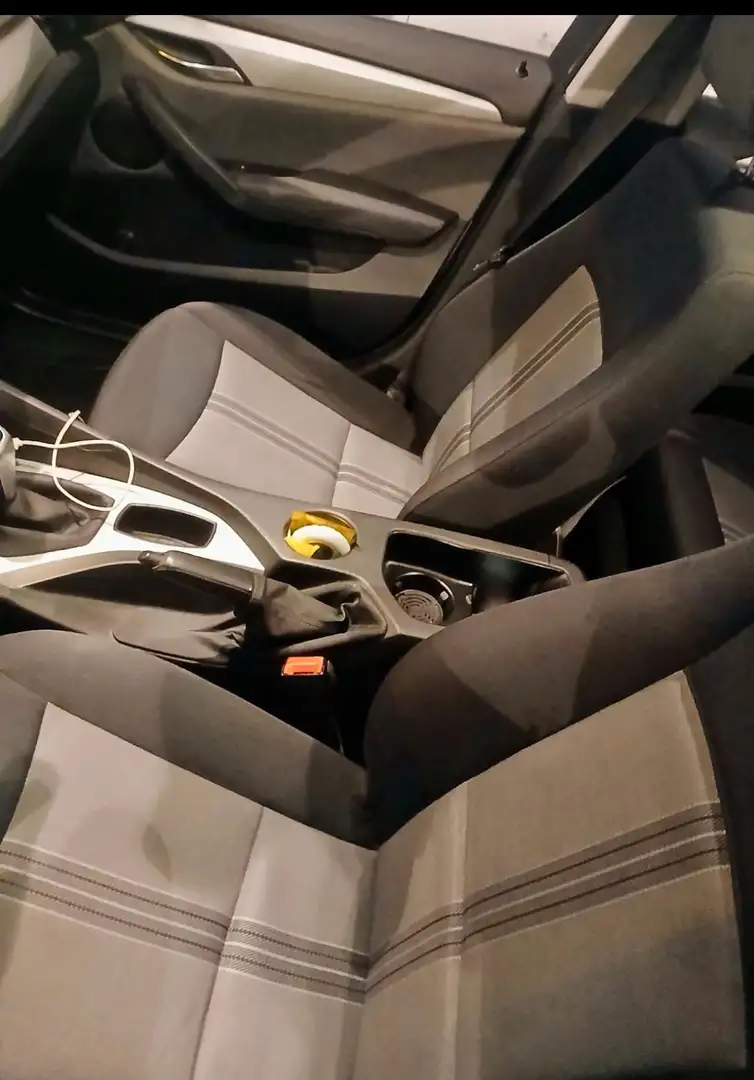BMW X1 18 d sDrive Gris - 2