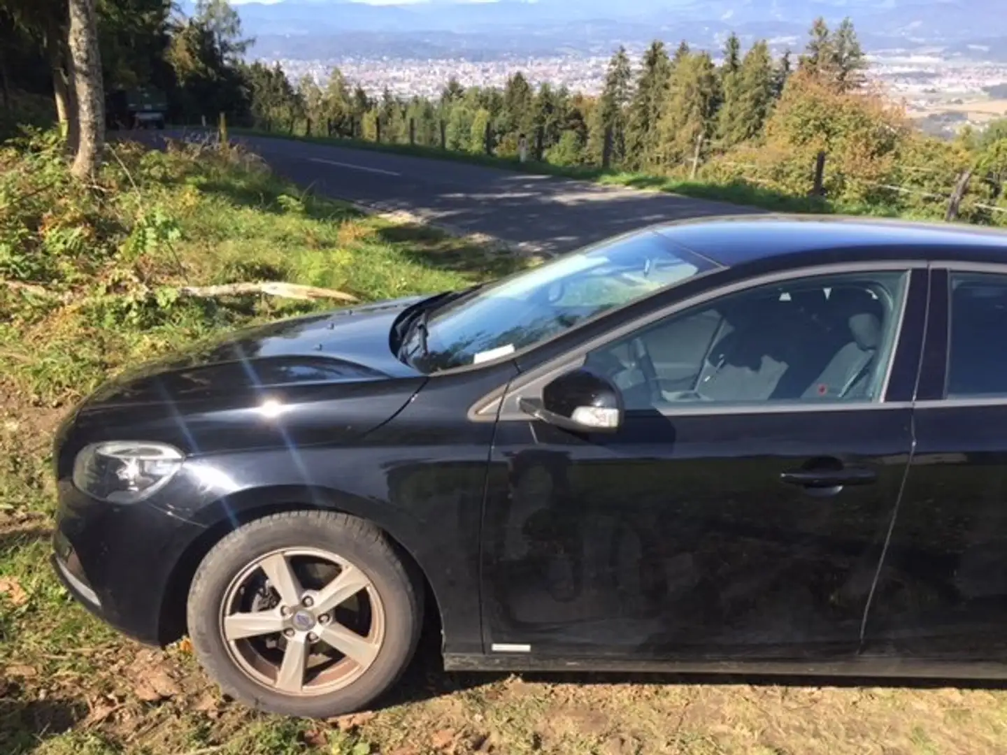 Volvo V40 D2 Kinetic Schwarz - 1