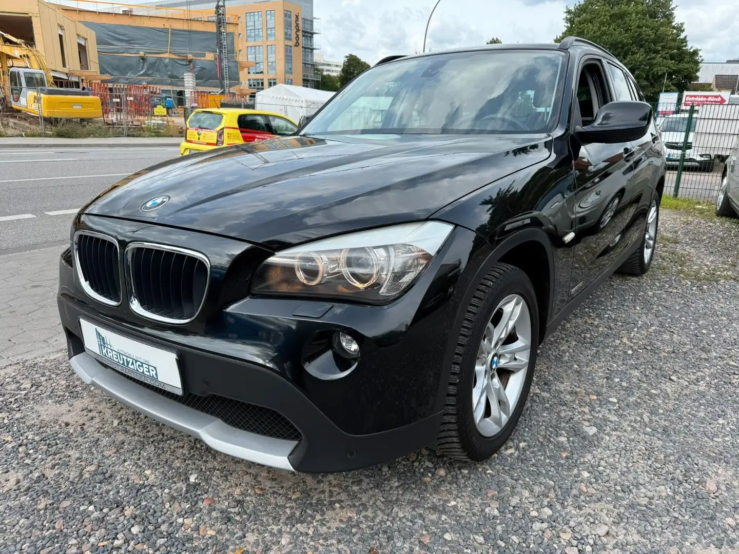 BMW X1 18 i sDrive Schwarz - 1