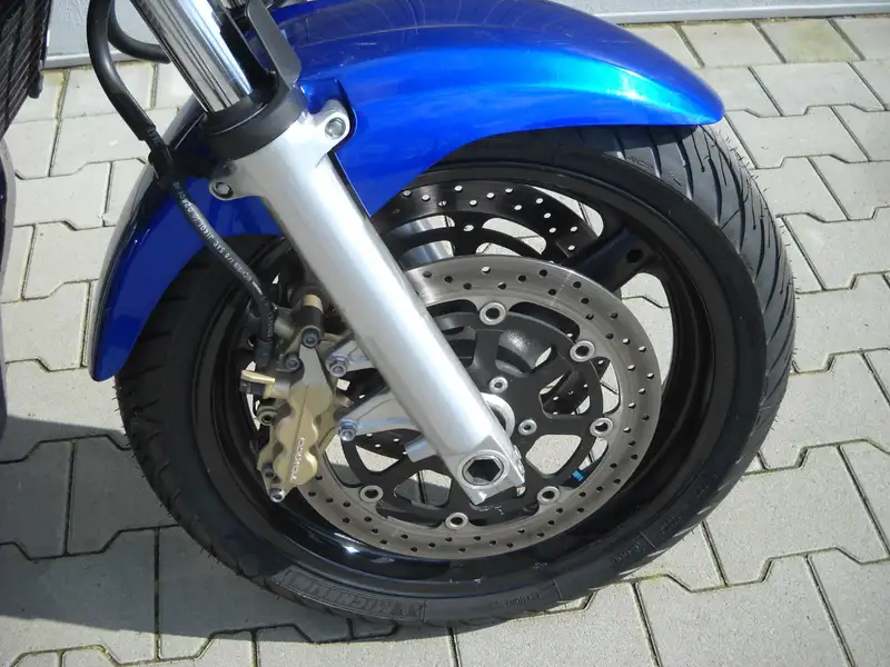 Suzuki GSX 1400 - foto 2