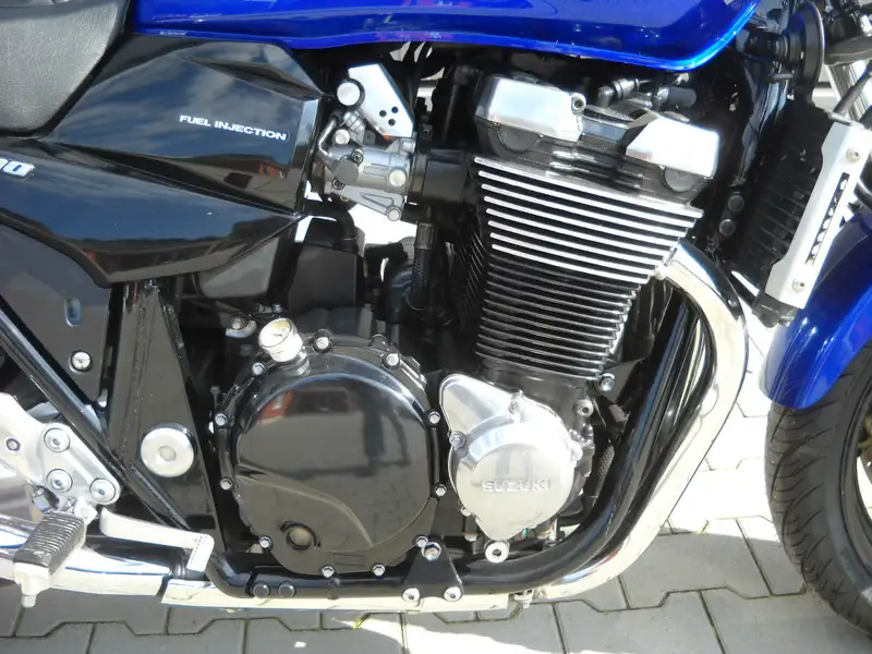 Suzuki GSX 1400 - foto 3