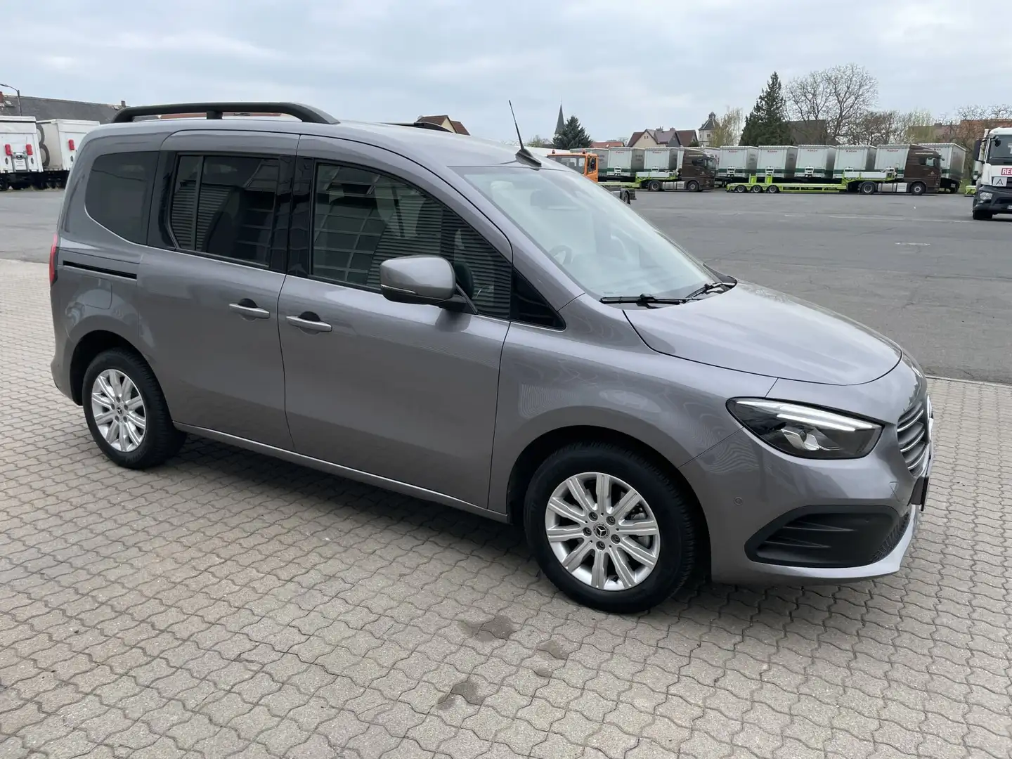 Mercedes-Benz T 180 PROGRESSIVE KLIMA+NAVIGATION+MBUX+LED LICHT Šedá - 2