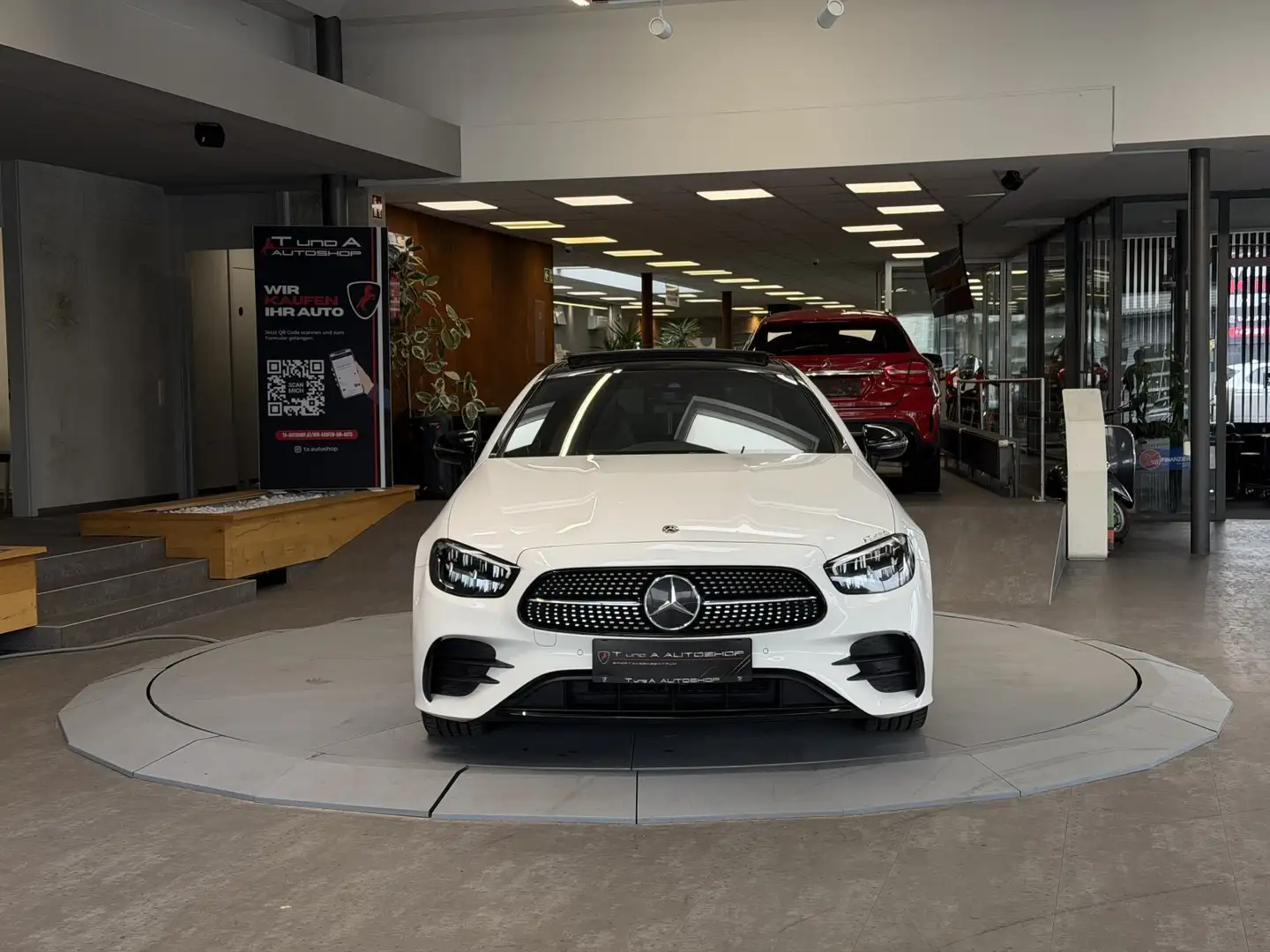 Mercedes-Benz E 220 d Coupe AMG-Paket Aut. *Pano*Night-Paket*Kamera*20 Weiß - 2