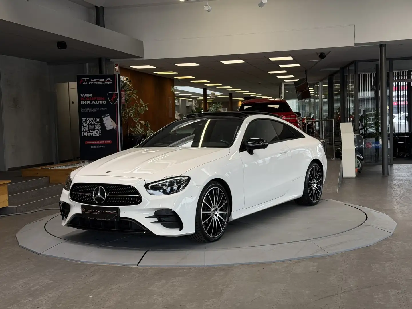 Mercedes-Benz E 220 d Coupe AMG-Paket Aut. *Pano*Night-Paket*Kamera*20 Weiß - 1