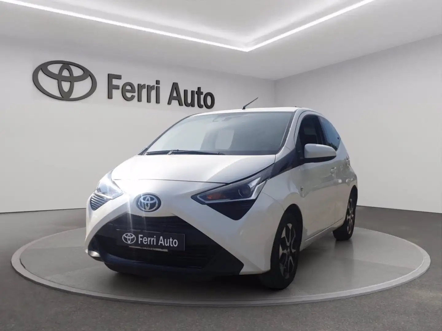Toyota Aygo 5p 1.0 x-play 72cv Blanc - 1