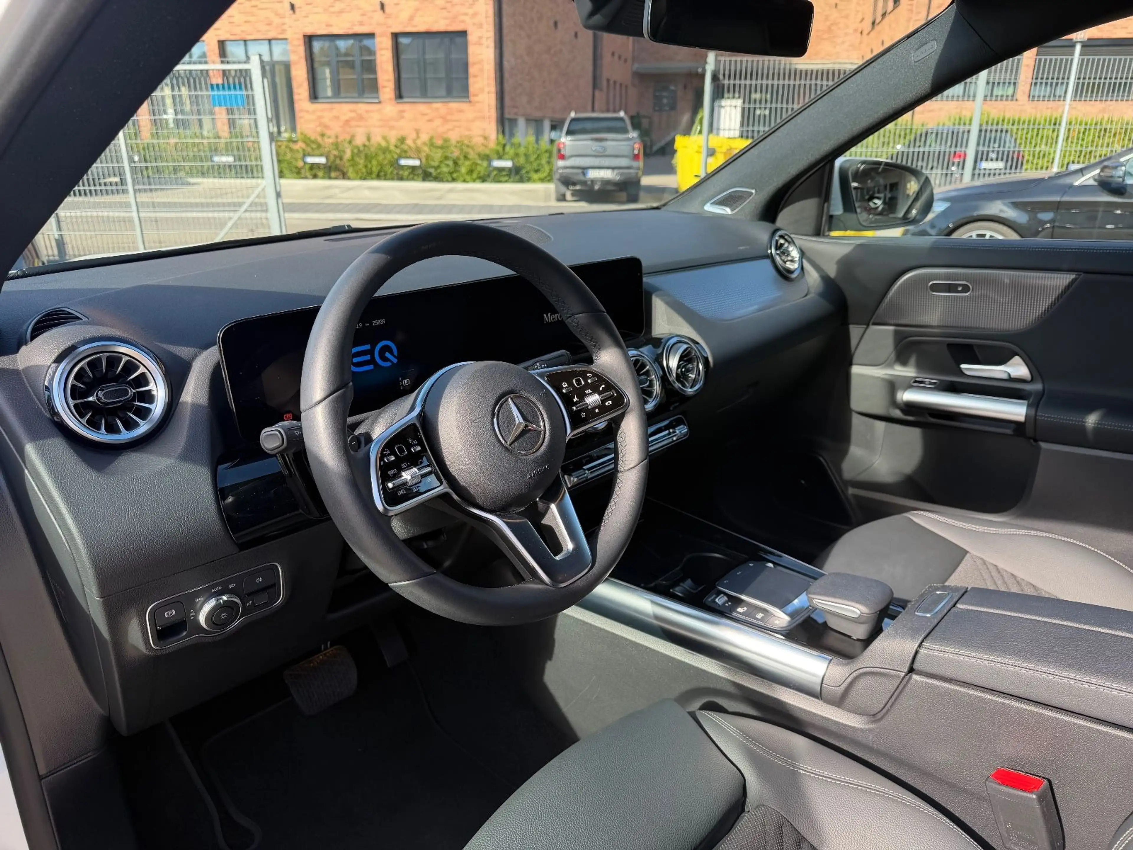 Mercedes-Benz EQA 250 MBUX*Distr*Burmes*Navi*Ambi*360° — photo 11