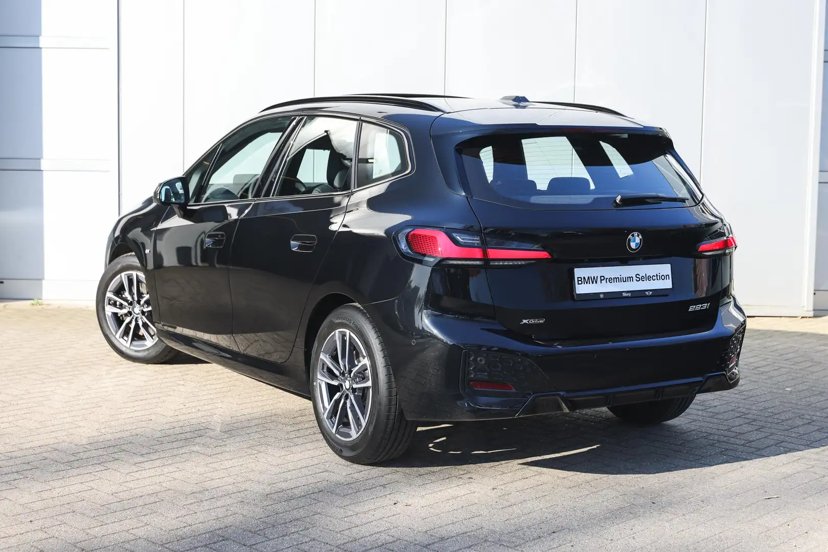 BMW 223 2 Serie Active Tourer 223i High Executive M Sport Zwart - 2