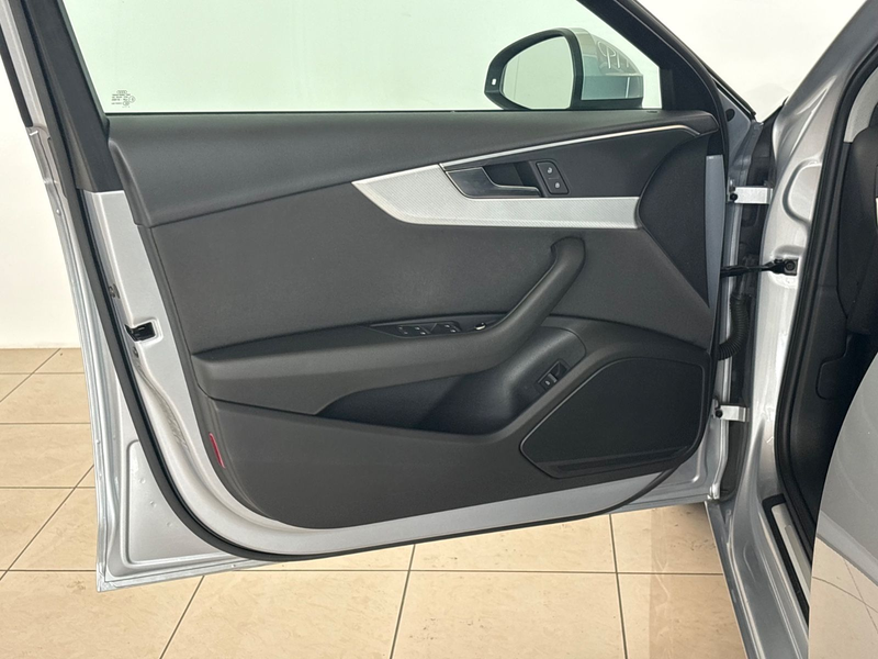Audi A4 Avant sport ultra PDC SHZ Navi Xenon 8 Fach — photo 15