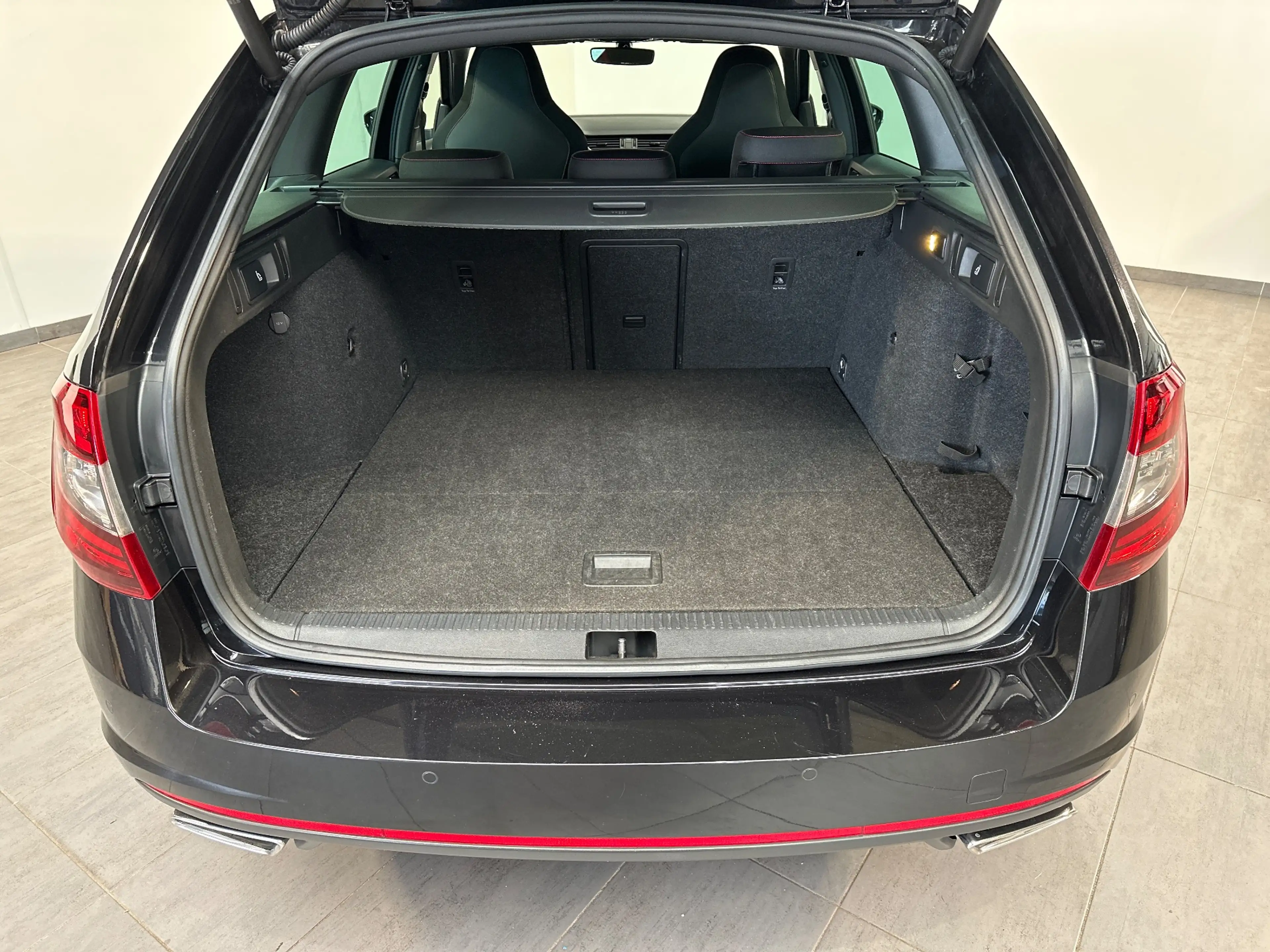 Skoda Octavia Combi 2.0 TDI 4x4 DSG RS NAV+LED+ACC+AHK+18ZOLL — photo 8
