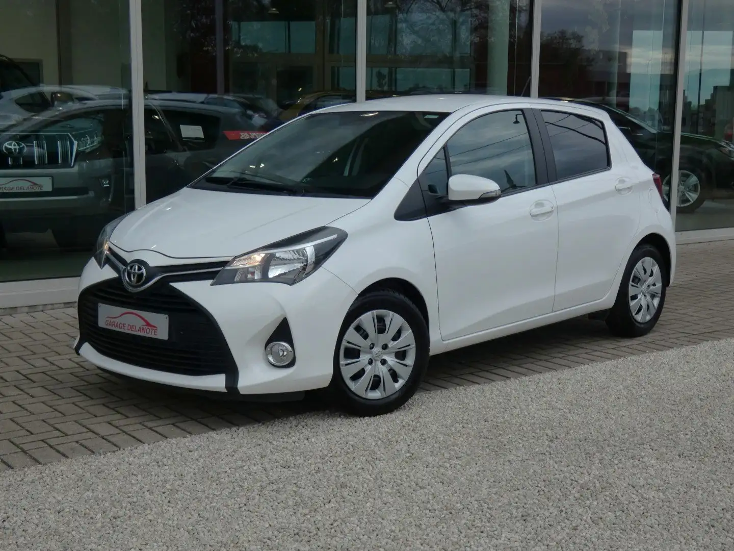 Toyota Yaris 1.0i benzine *Live2* +Airco +Mistlampen EURO6b Blanco - 2