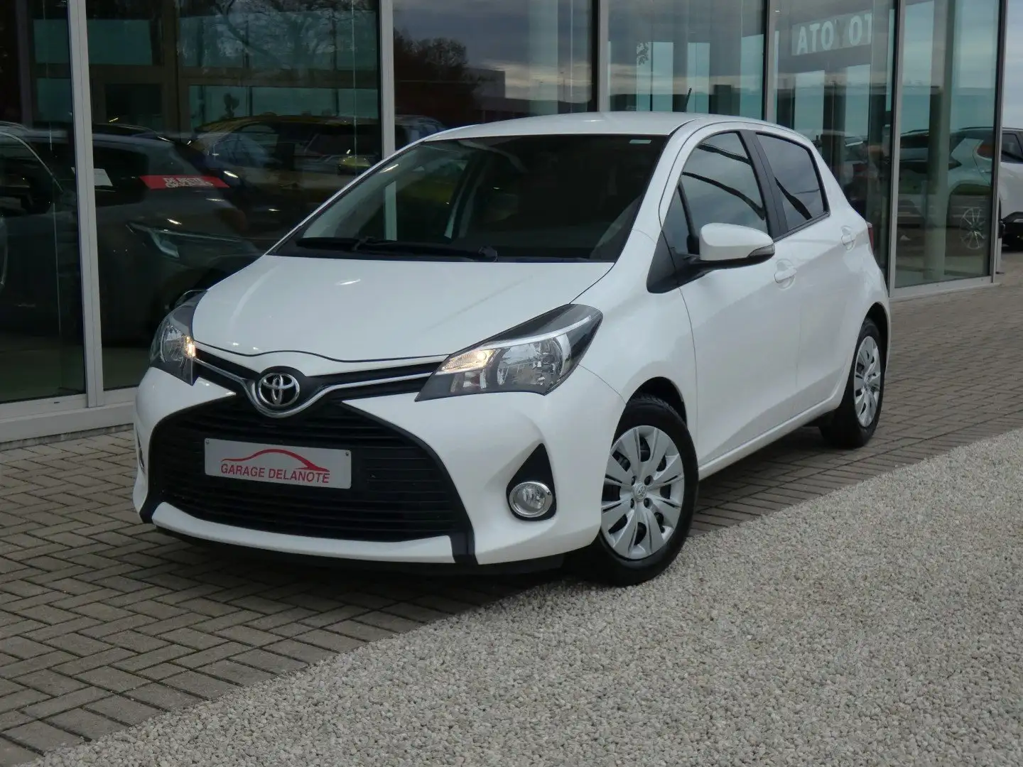 Toyota Yaris 1.0i benzine *Live2* +Airco +Mistlampen EURO6b Blanco - 1
